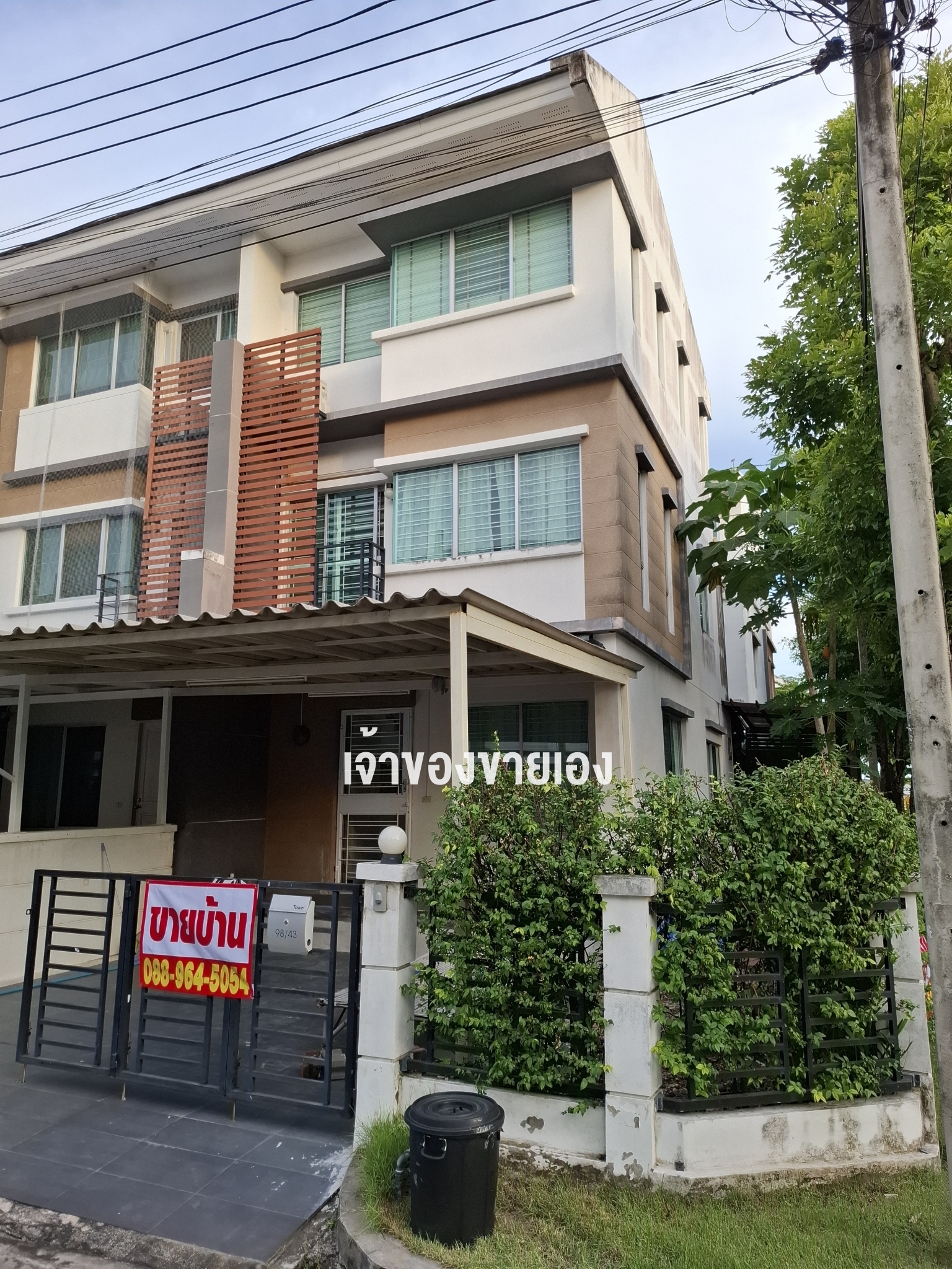 ทาวน์พลัสอ่อนนุช ลาดกระบัง (โครงการแสนสิริ)   บ้านหลังริมหัวมุม ติดถนนใหญ่ (ลาดกระบัง - อ่อนนุช) : เจ้าของขายเอง (งดรับนายหน้า)