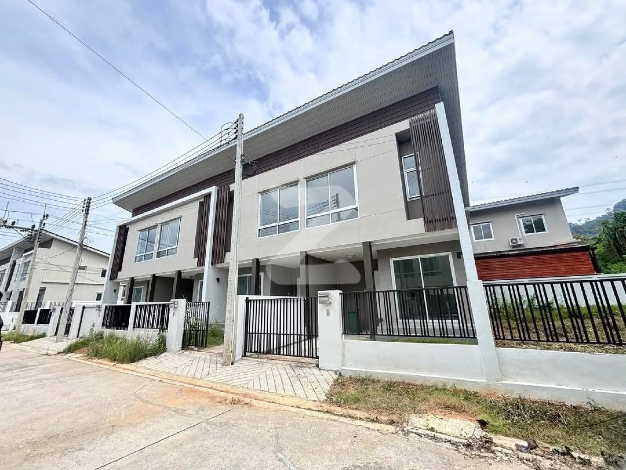 31 ธันวาคม 2024  ·  📣 Owner Post 🏡 ✨ รับนายหน้าค่าคอม 𝟑% (นำภาพไปใช้ได้เลยค่ะ!) 🌿 บ้านทาวน์โฮม 2 ชั้น (แปลงมุม) ✨ โซนป่าครองชีพ ใกล้สนามบินภูเก็ต  : เจ้าของขายเอง (งดรับนายหน้า)