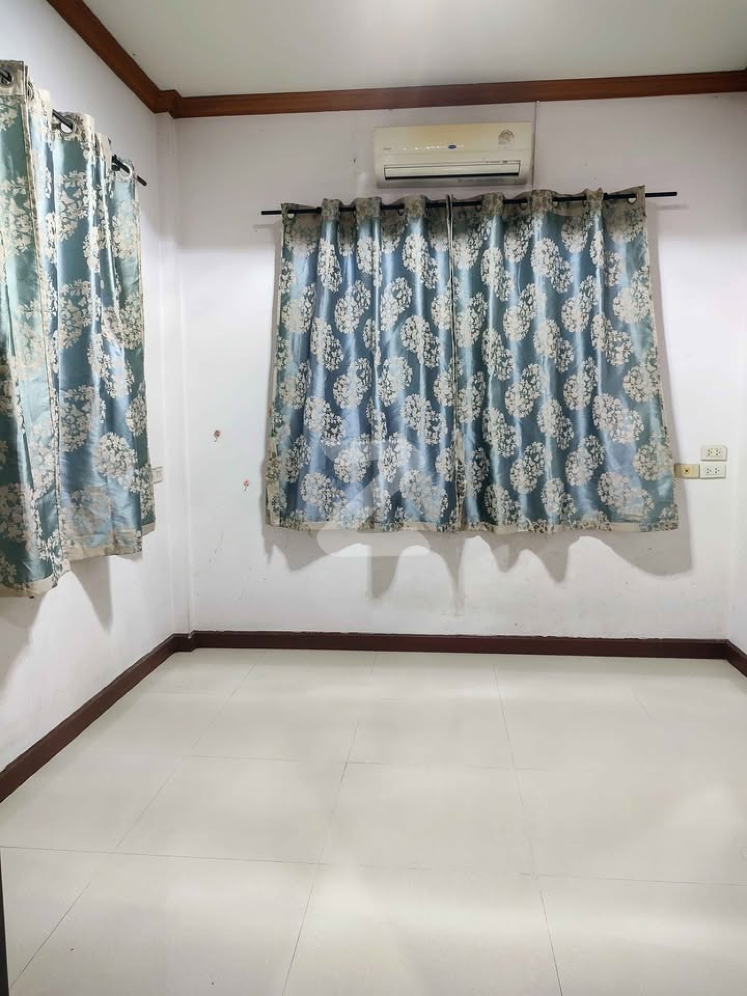 ขายบ้าน หมู่บ้านโชคฤทัย/บางกระเจ้า  ที่ตั้งอยู่หลังป้อมยาม หลังเเรกซ้ายมือ บ้านเลขที่ 88/8 เจ้าของขายเอง(ขายตามสภาพ) : เจ้าของขายเอง (งดรับนายหน้า)