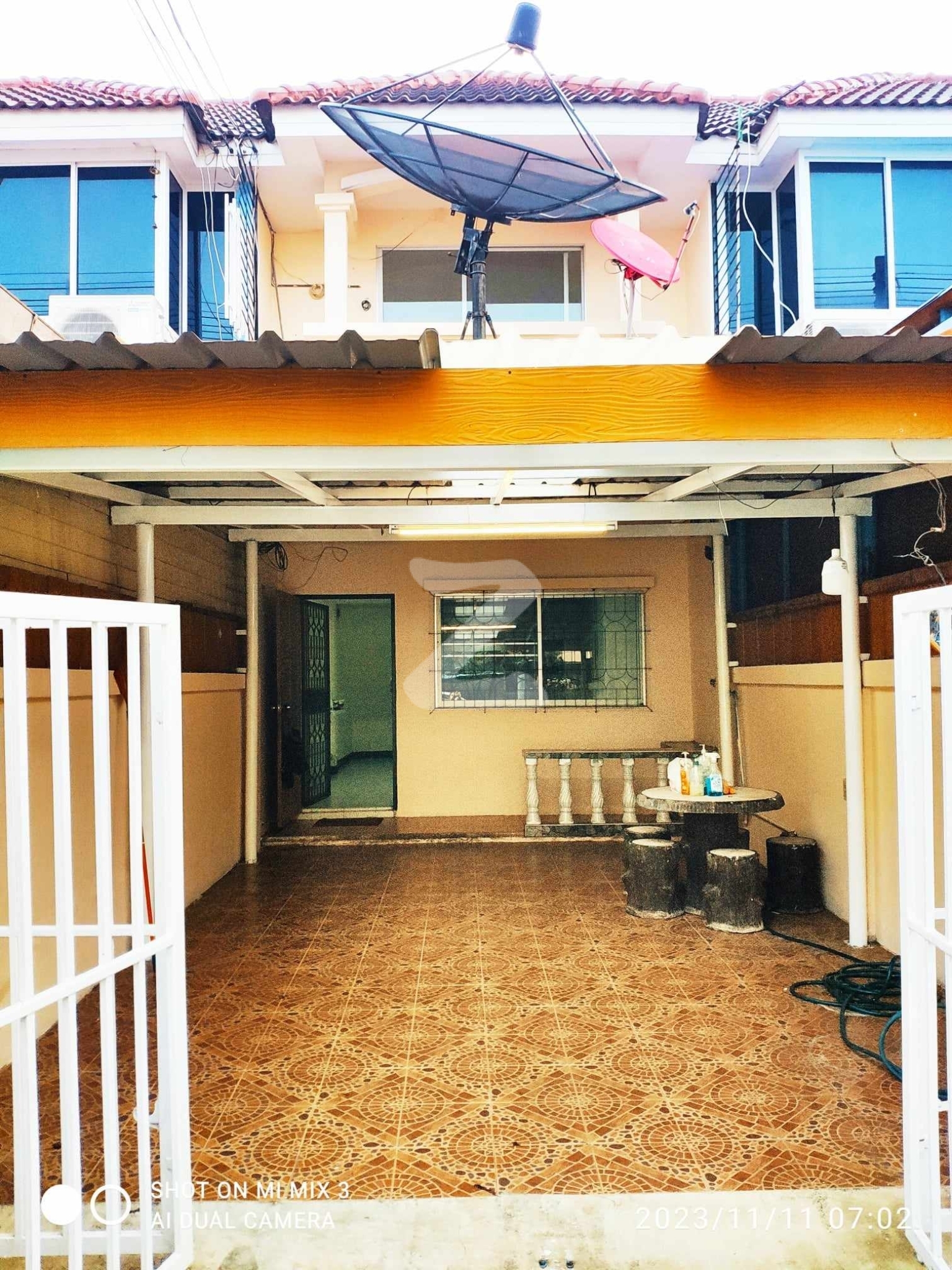 บ้านทาวเฮ้าส์ 18 ตรว.2 ชั้น **ขาย / ให้เช่า **"หมู่บ้านกลางสวน" นิคมอุตสาหกรรมสมุทรสาคร ซ.15 จ.สมุทรสาคร  : เจ้าของขายเอง (งดรับนายหน้า)