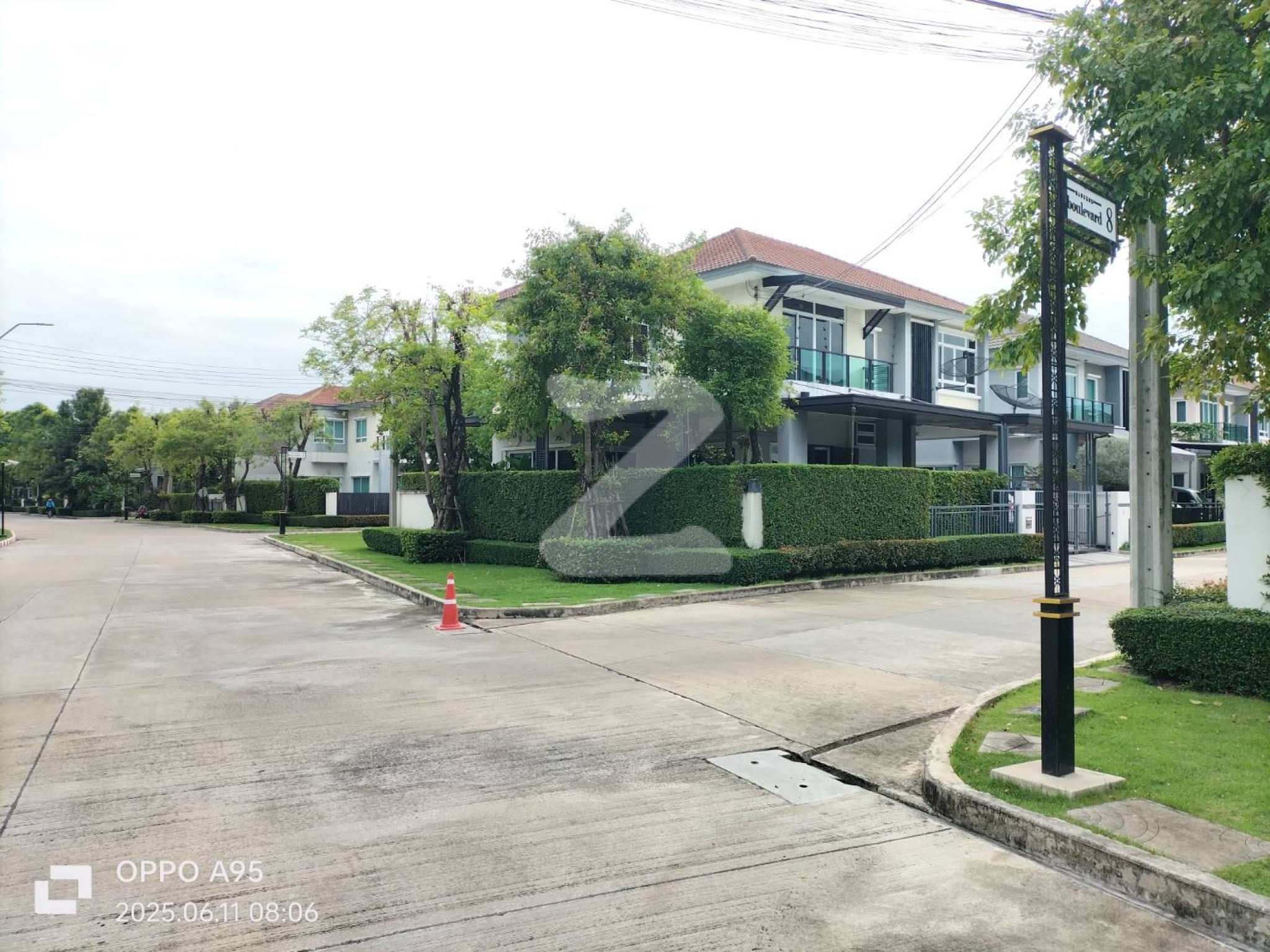 บ้านหลังหัวมุม ลมเย็นสบายทั้งวัน และมีพื้นที่นั่งเล่นส่วนตัวนอกบ้านได้