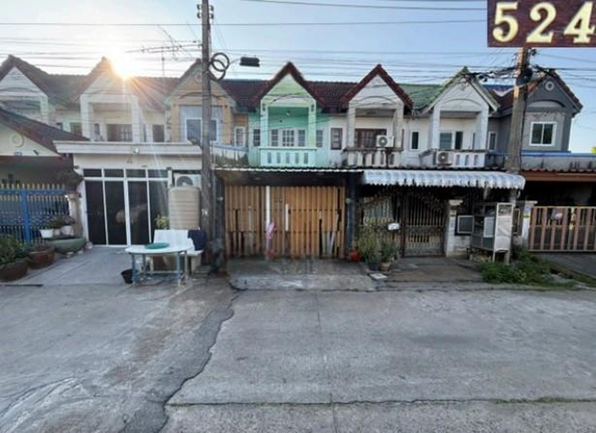 ทรัพย์สถาบันโดย GHB ทาวน์เฮาส์ นฐดา