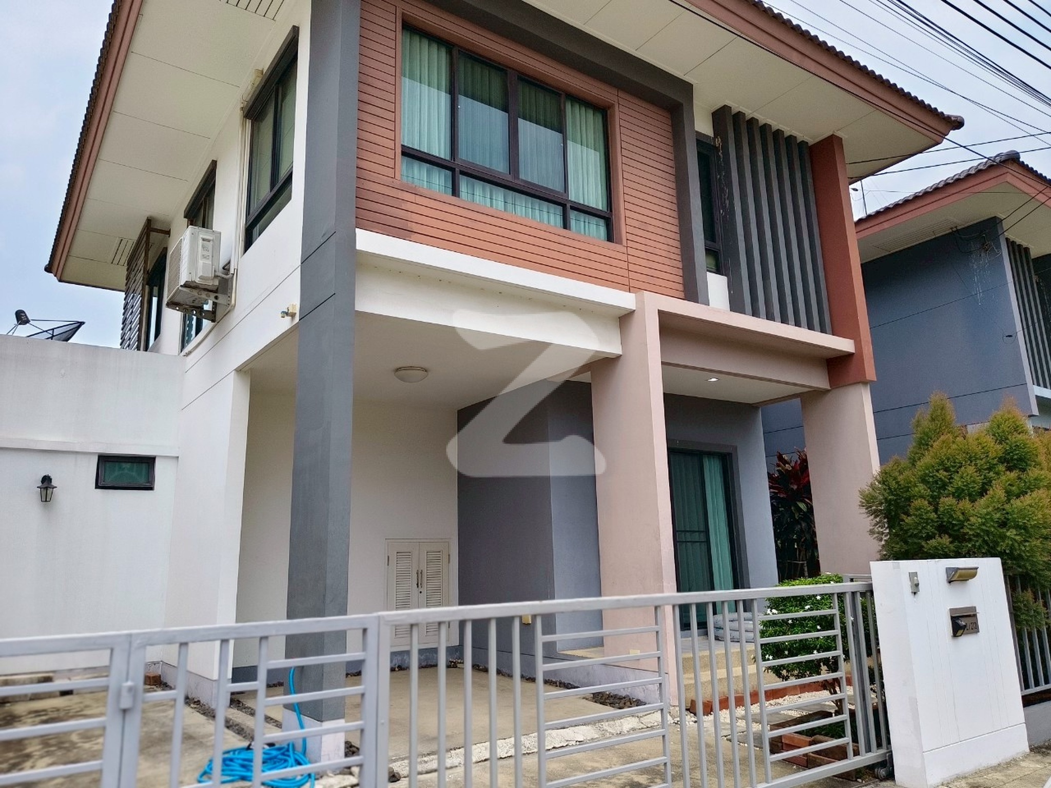 ให้เช่าบ้านสวย เฟอร์ครบ พร้อมอยู่ หิ้วกระเป๋าเข้าอยู่ได้เลย ฮาบิเทีย ชายน์ ท่าข้าม-พระราม 2              : เจ้าของให้เช่าเอง (งดรับนายหน้า)