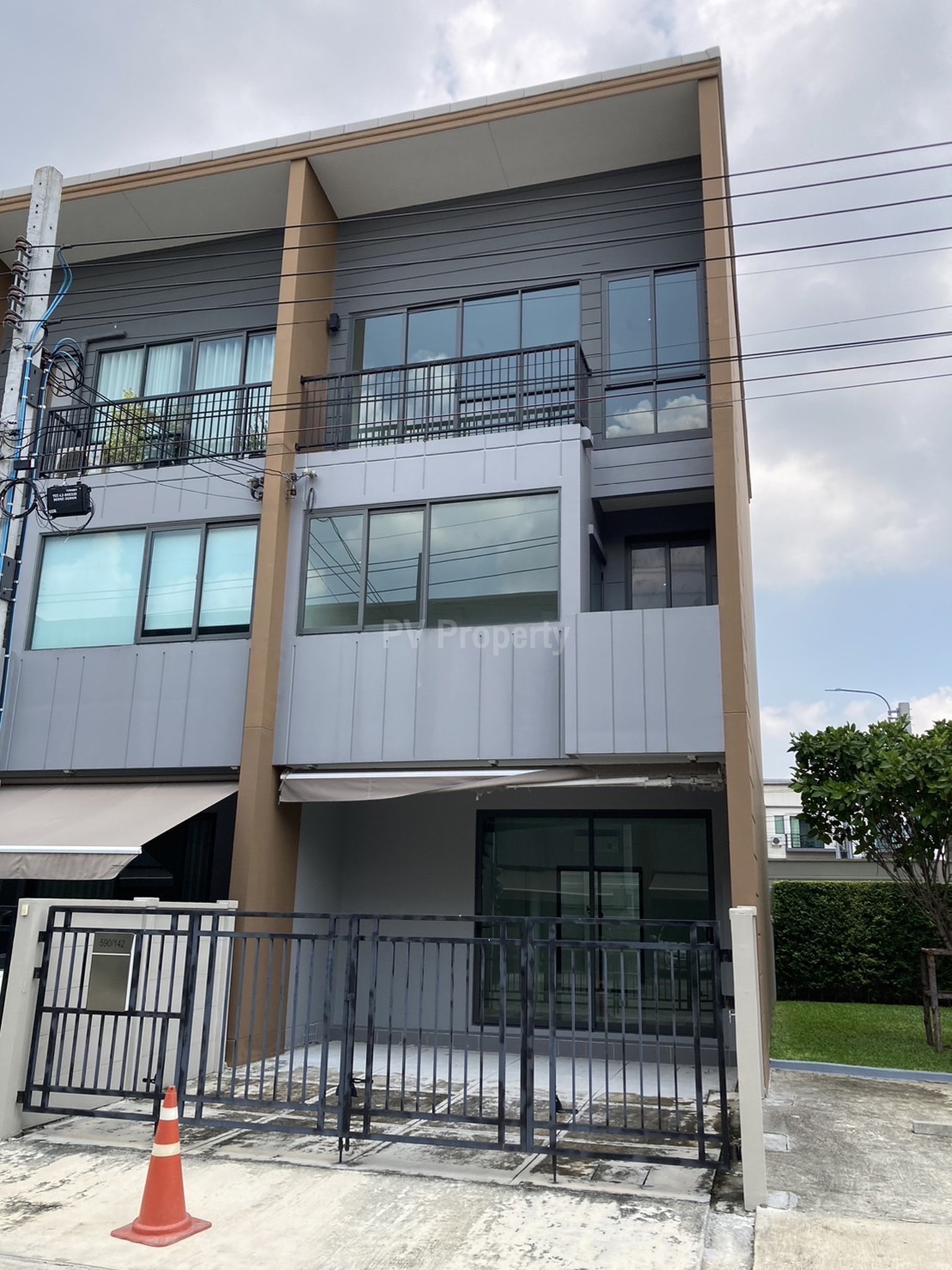 ขาย 🏢 ทาวน์โฮม 3 ชั้นหลังริม สภาพใหม่ไม่เคยเข้าอยู่  โครงการ บ้านกลางเมือง สุขุมวิท-อ่อนนุช  : เจ้าของขายเอง