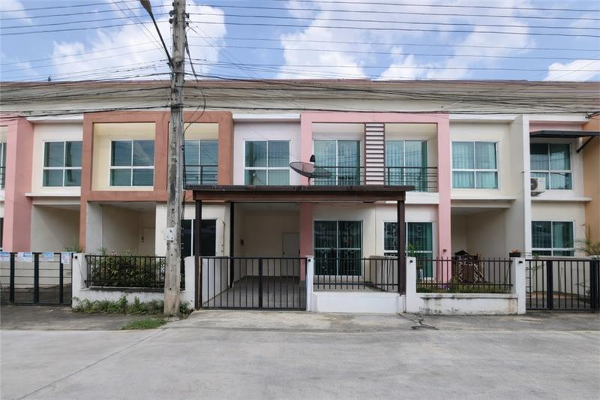 ทรัพย์สถาบันโดย GHB ทาวน์เฮาส์ เพ็ญศิริ 4 เลียบวารี คู้ขวา (Pensiri 4 Liapwaree Khu Khwa)