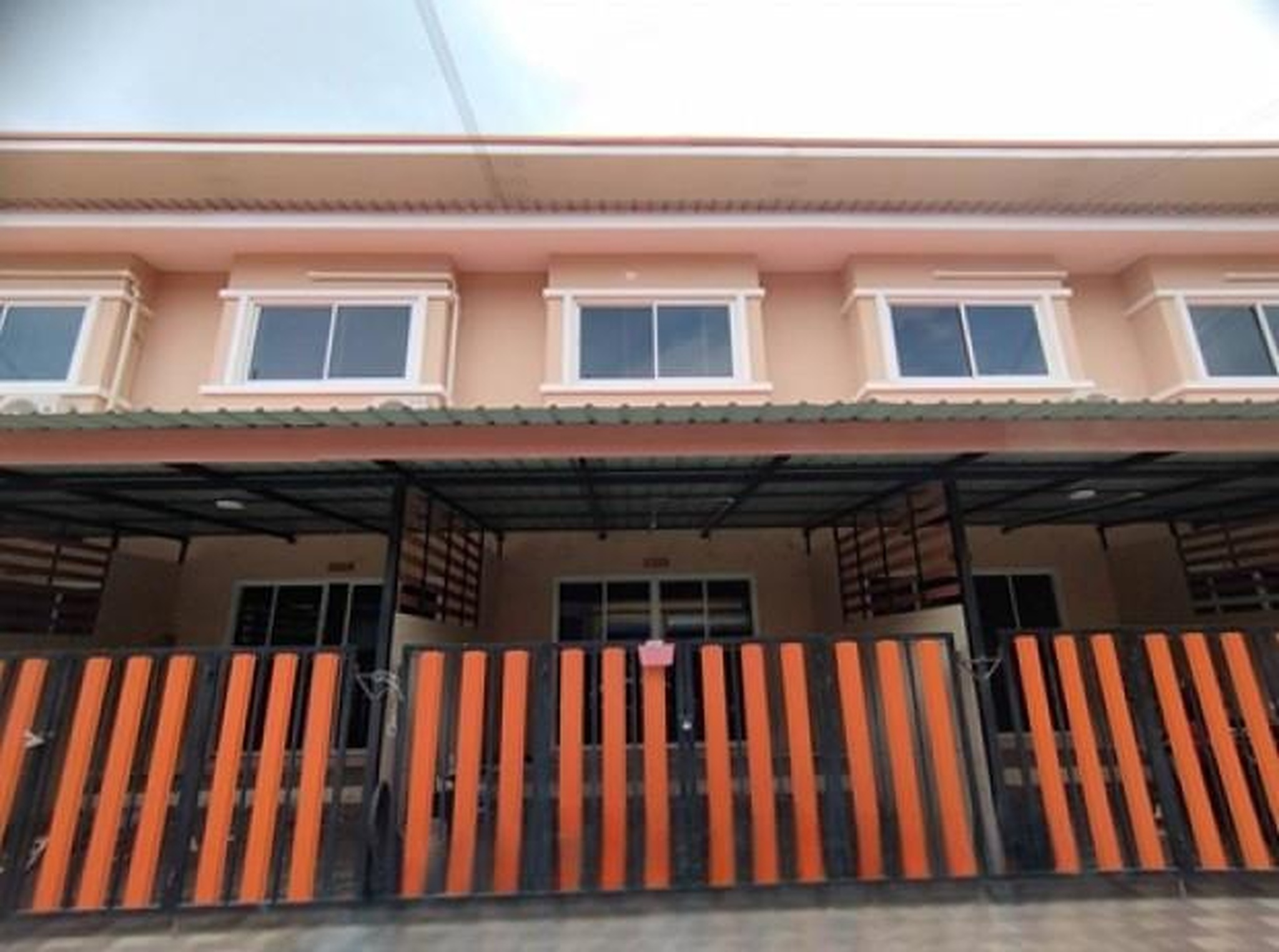 ทรัพย์สถาบันโดย GHB ทาวน์เฮาส์ นิวทาวน์นพวงศ์