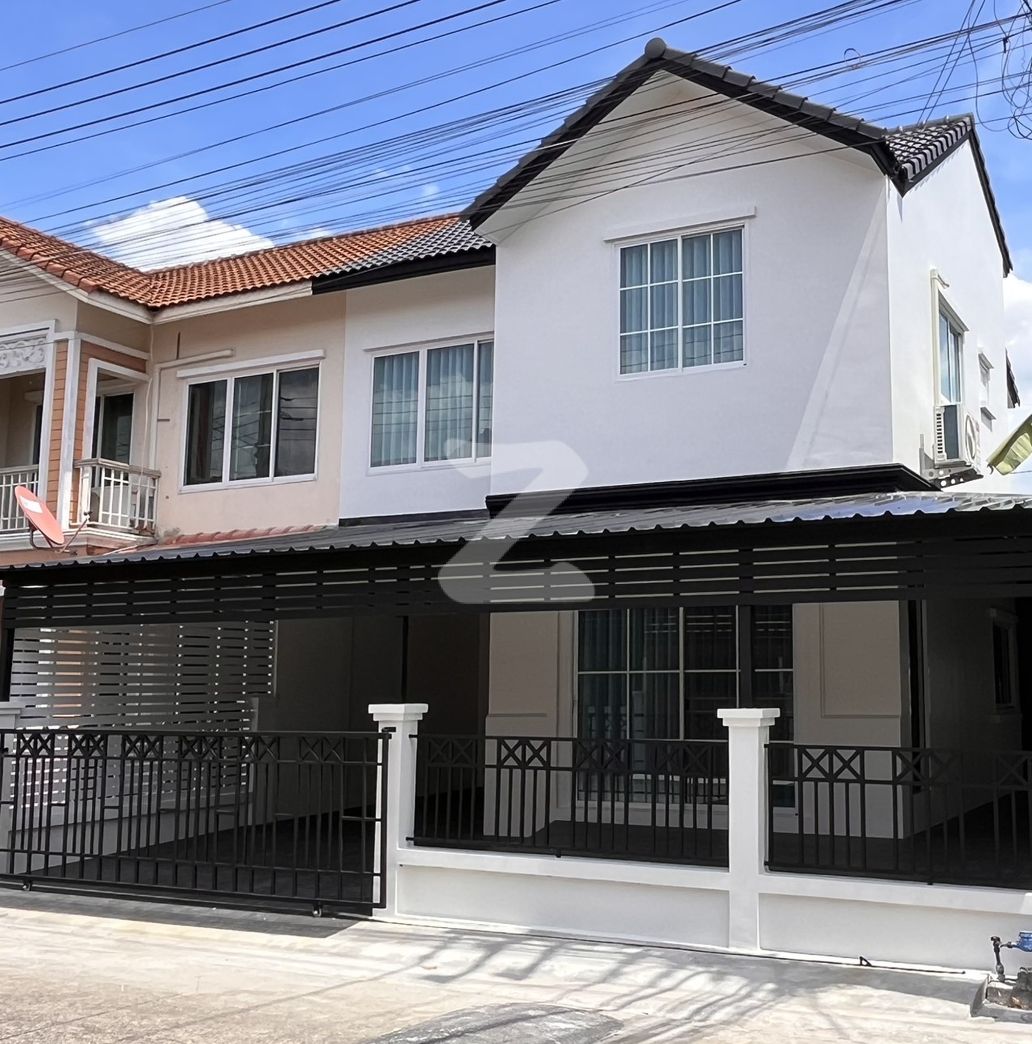 บ้านหลังมุมรีโนเวทใหม่ทั้งหลัง สไตล์โมเดิร์น ในทำเลทองย่านลำลูกกา พร้อมของแถมมากมาย! : เจ้าของขายเอง