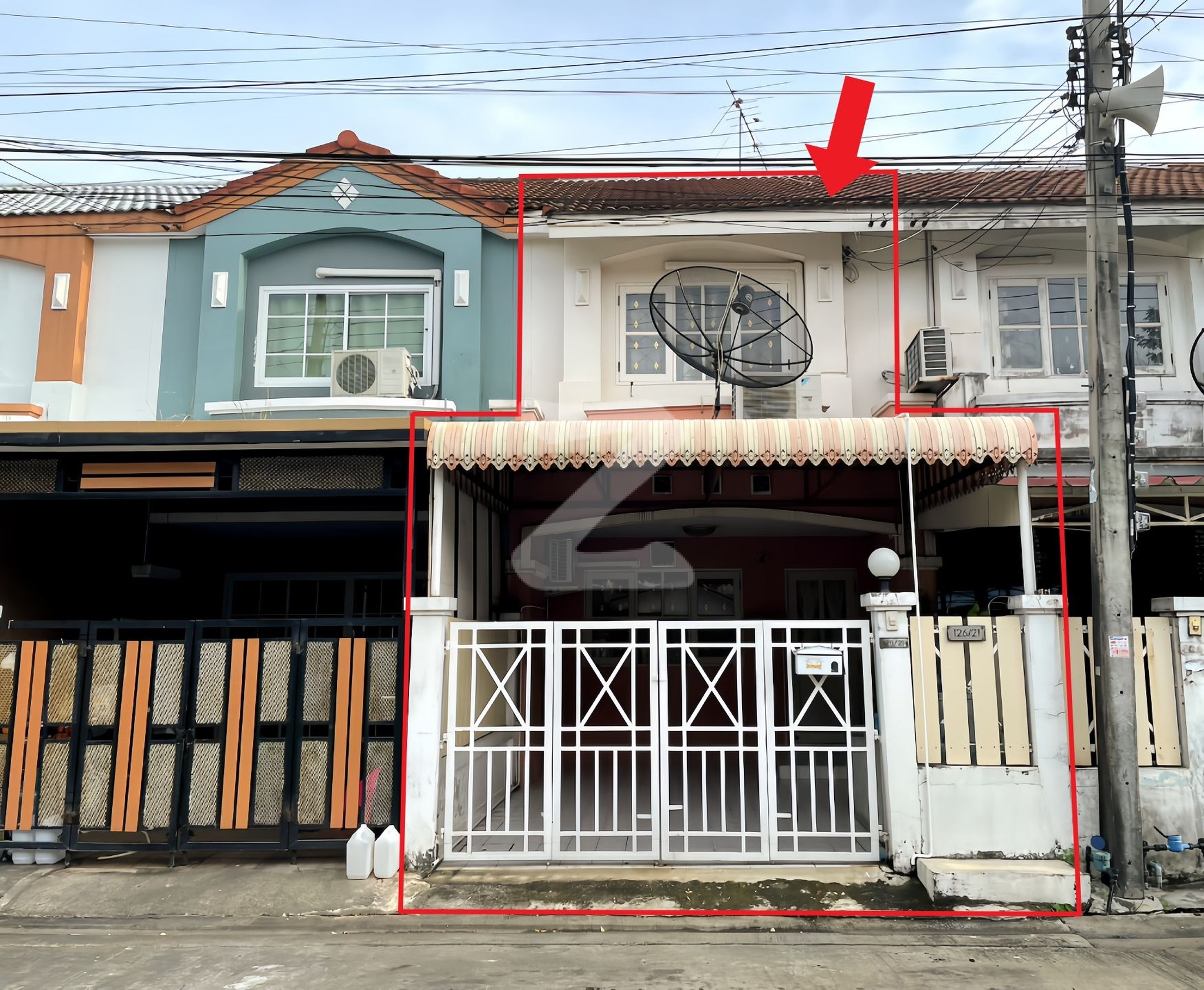 โซนหน้าบ้านจอดรถได้ 1 คัน