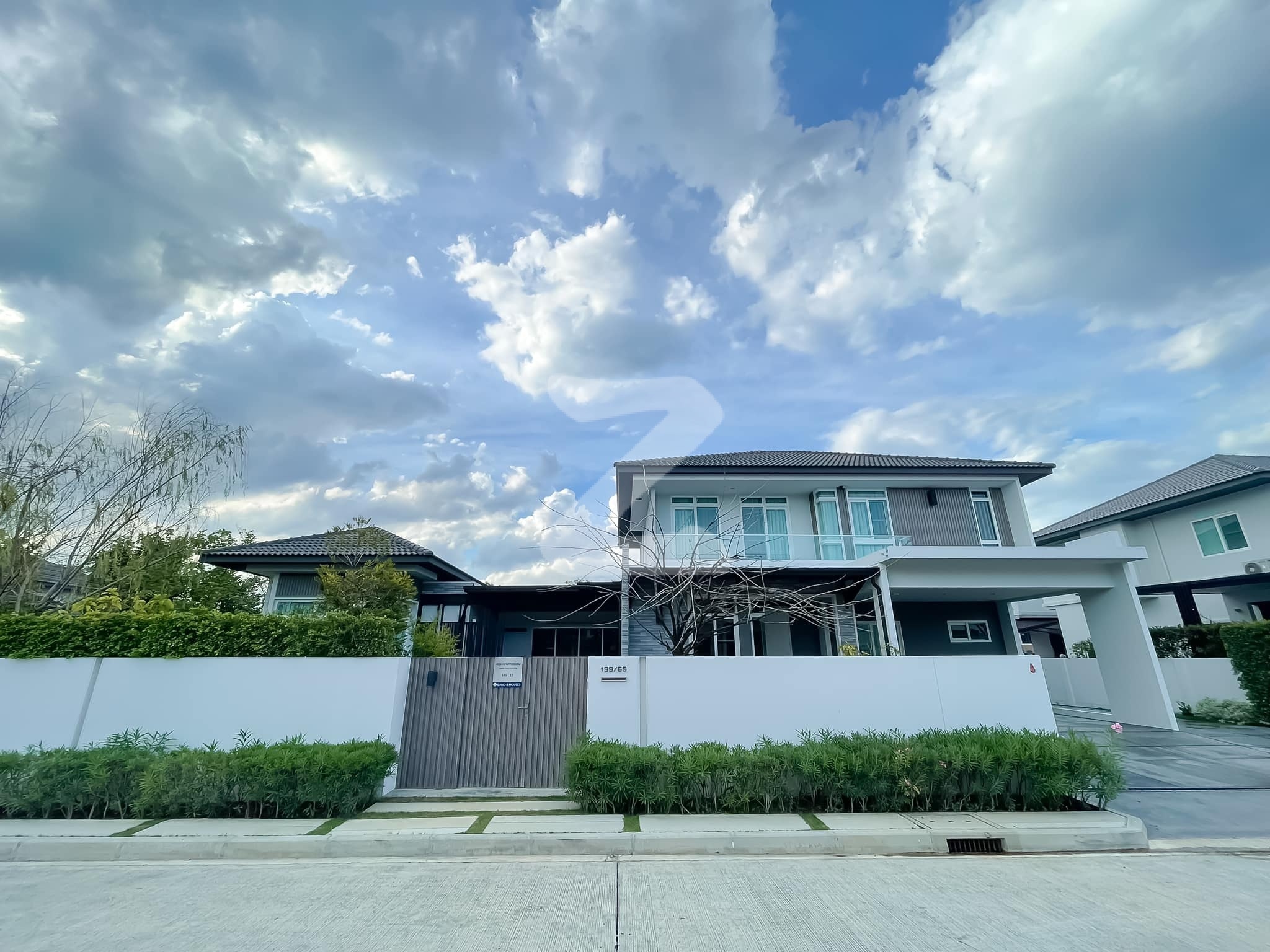 ***** เจ้าของขายเอง ***** ขายบ้านเดี่ยวโครงการคุณภาพใกล้รถไฟฟ้า + ถนนตัดใหม่ 6 เลน ขนาด 137 ตรว. พื้นที่ใช้สอย 340 ตรม. 5 ห้องนอน 6 ห้องนอน 2 ห้องครัว : เจ้าของขายเอง (งดรับนายหน้า)