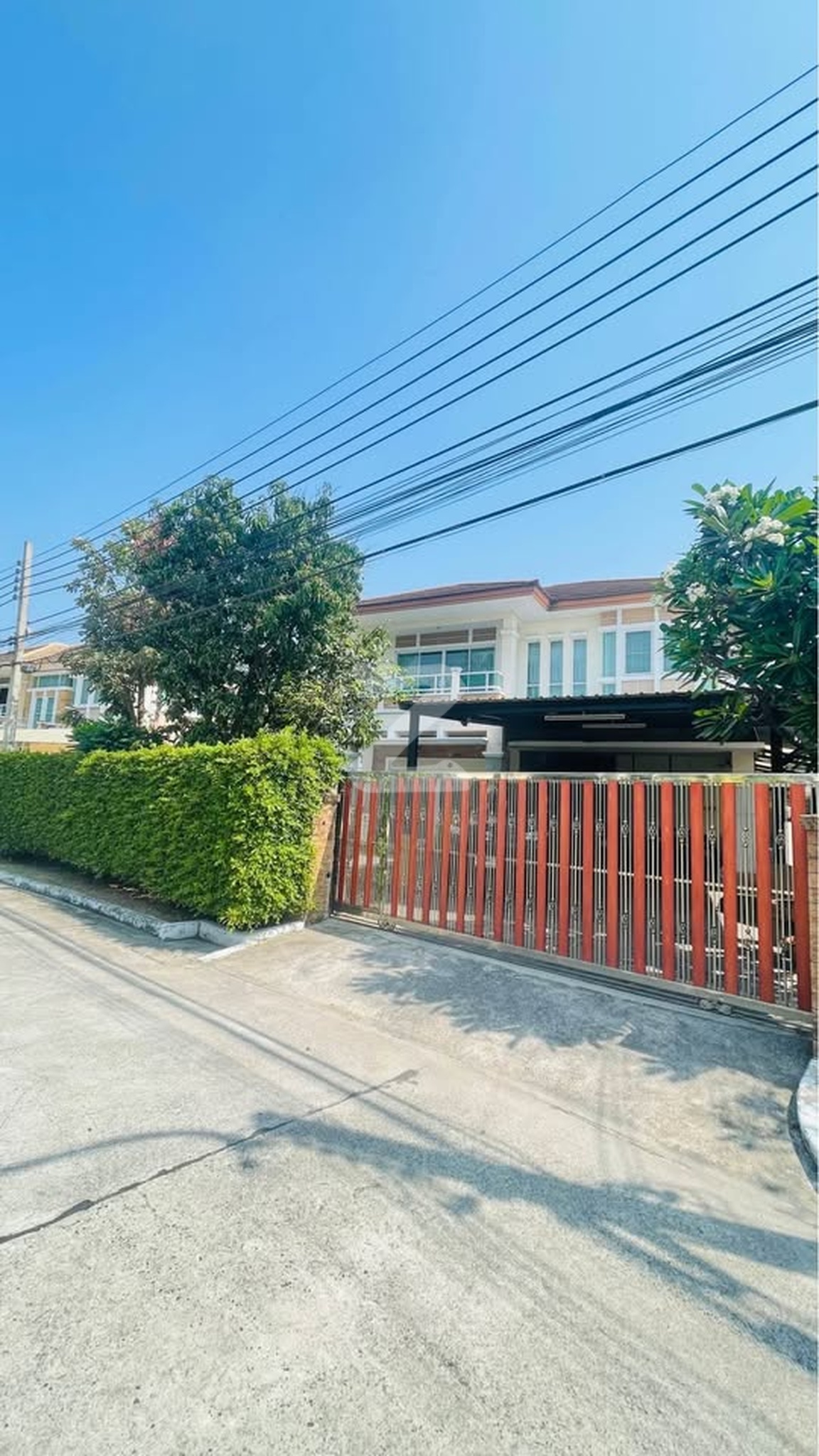 ขายบ้านเดี่ยว (เจ้าของขายเอง)         โครงหมู่บ้านเลอนีโอ 2  -ถนนศรีนครินทร์ สมุทรปราการ  ใกล้ทางขึ้นทางด่วน เพียง 1 กม. เท่านั้น           : เจ้าของขายเอง (งดรับนายหน้า)
