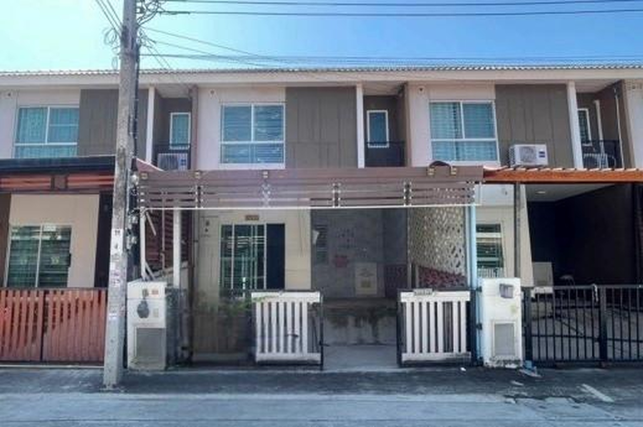 ทรัพย์สถาบันโดย GHB ทาวน์เฮาส์ เดอะ คอนเนค เทพารักษ์-เมืองใหม่ (The Connect Teparak-Muang Mai)