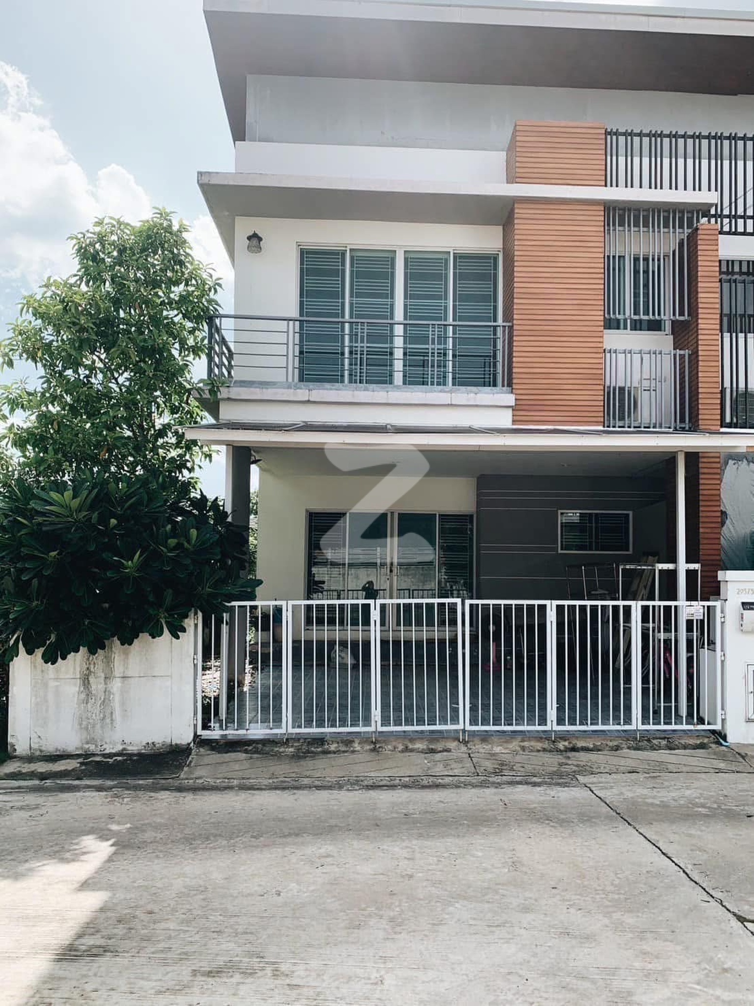ขายด่วน❗❗ 💚บ้าน-ที่ดิน เนื้อที่ 26 ตรว. 118ตรม. 💚ตั้งอยู่ หมู่บ้าน เนอวานา คลัสเตอร์ สะดวกในการเดินทาง เหมาะสำหรับพักอาศัย-ให้เช่า อากาศดี           : เจ้าของขายเอง (งดรับนายหน้า)