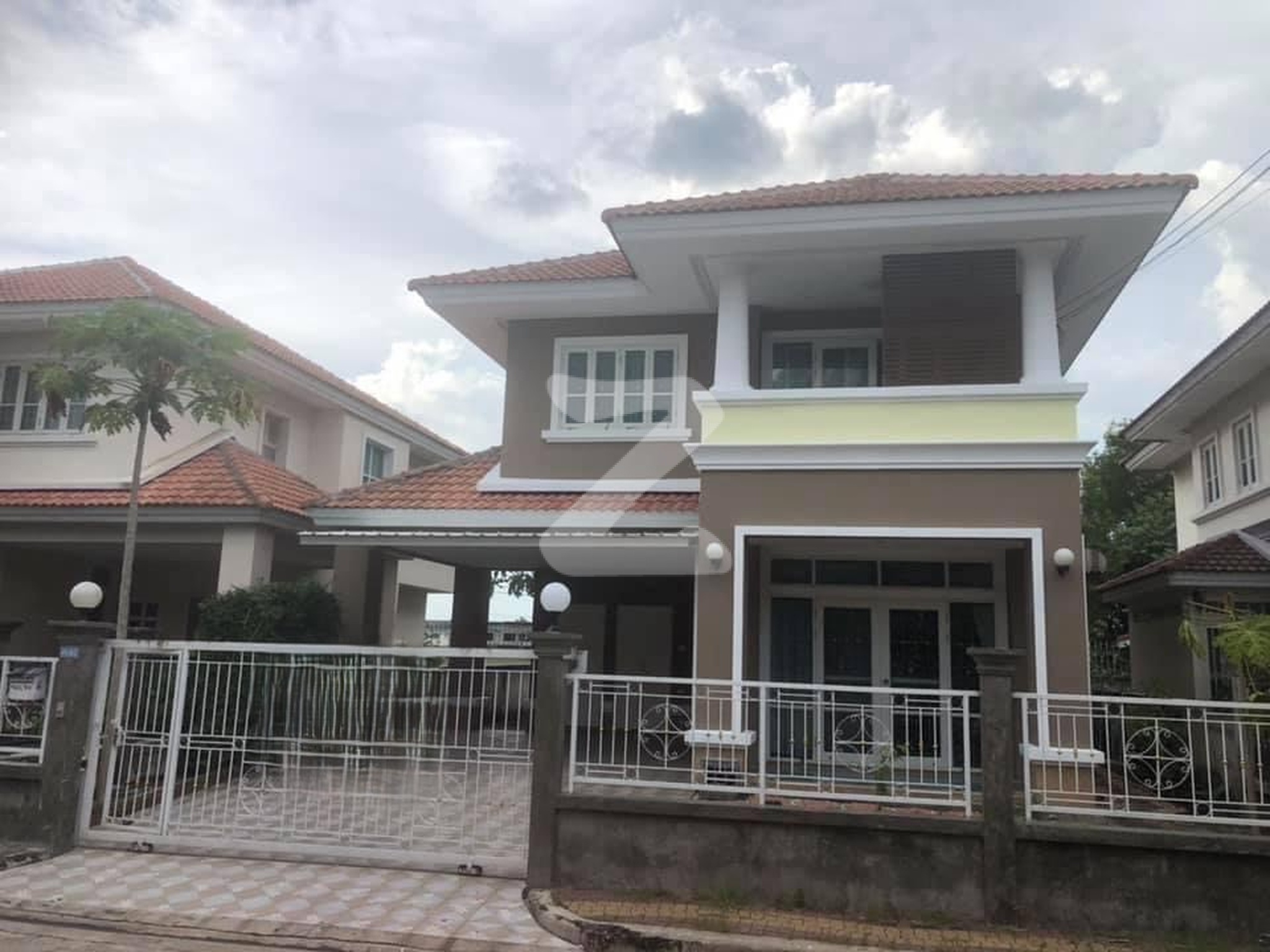 บ้านเดี่ยว แต่งสวย เฟอร์ครบ เครื่องใช้ไฟฟ้าครบ พร้อมอยู่ เดินทางสะดวก ใกล้ตลาด โรงเรียน : โดยนายหน้า/ตัวแทน
