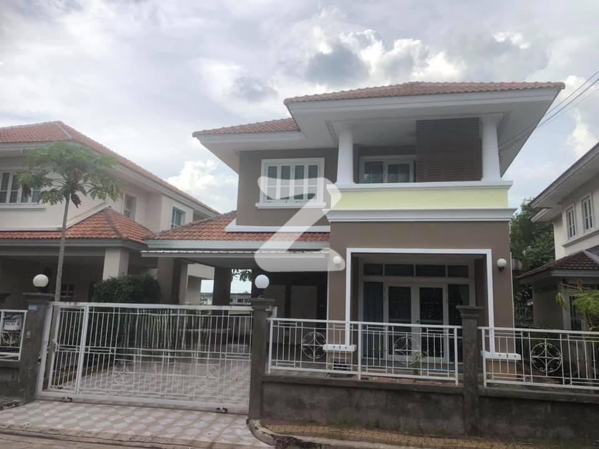 บ้านเดี่ยว แต่งสวย เฟอร์ครบ เครื่องใช้ไฟฟ้าครบ พร้อมอยู่ เดินทางสะดวก ใกล้ตลาด โรงเรียน : โดยนายหน้า/ตัวแทน