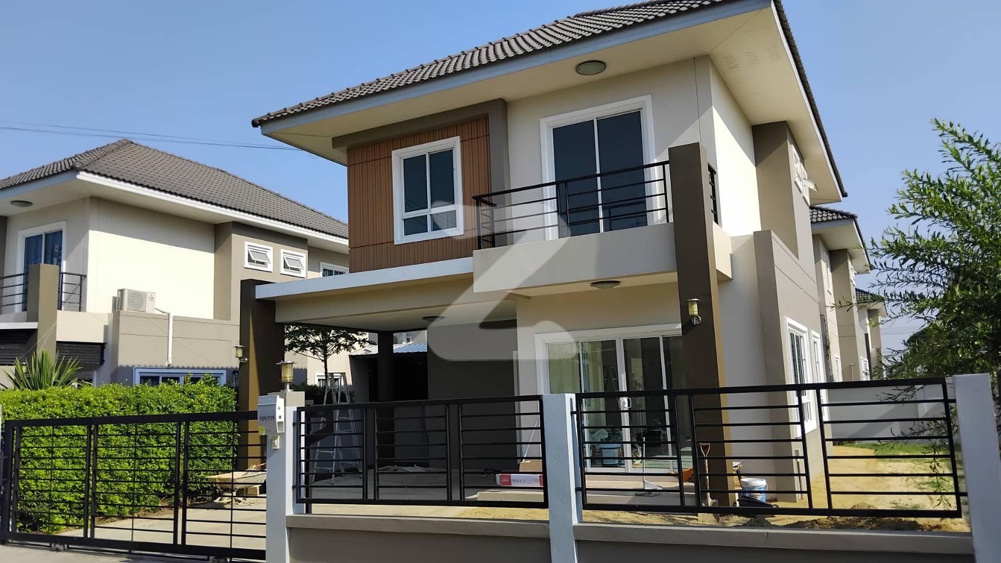 เซ็นทรัลก็แค่ปากซอย… บ้านอยู่สบาย สนามกีฬา รีโนเวทใหม่ สวยงาม พร้อมอยู่ เนื้อที่ 66 ตารางวา หลังริม เงียบสงบ ส่วนตัว          : เจ้าของขายเอง (งดรับนายหน้า)