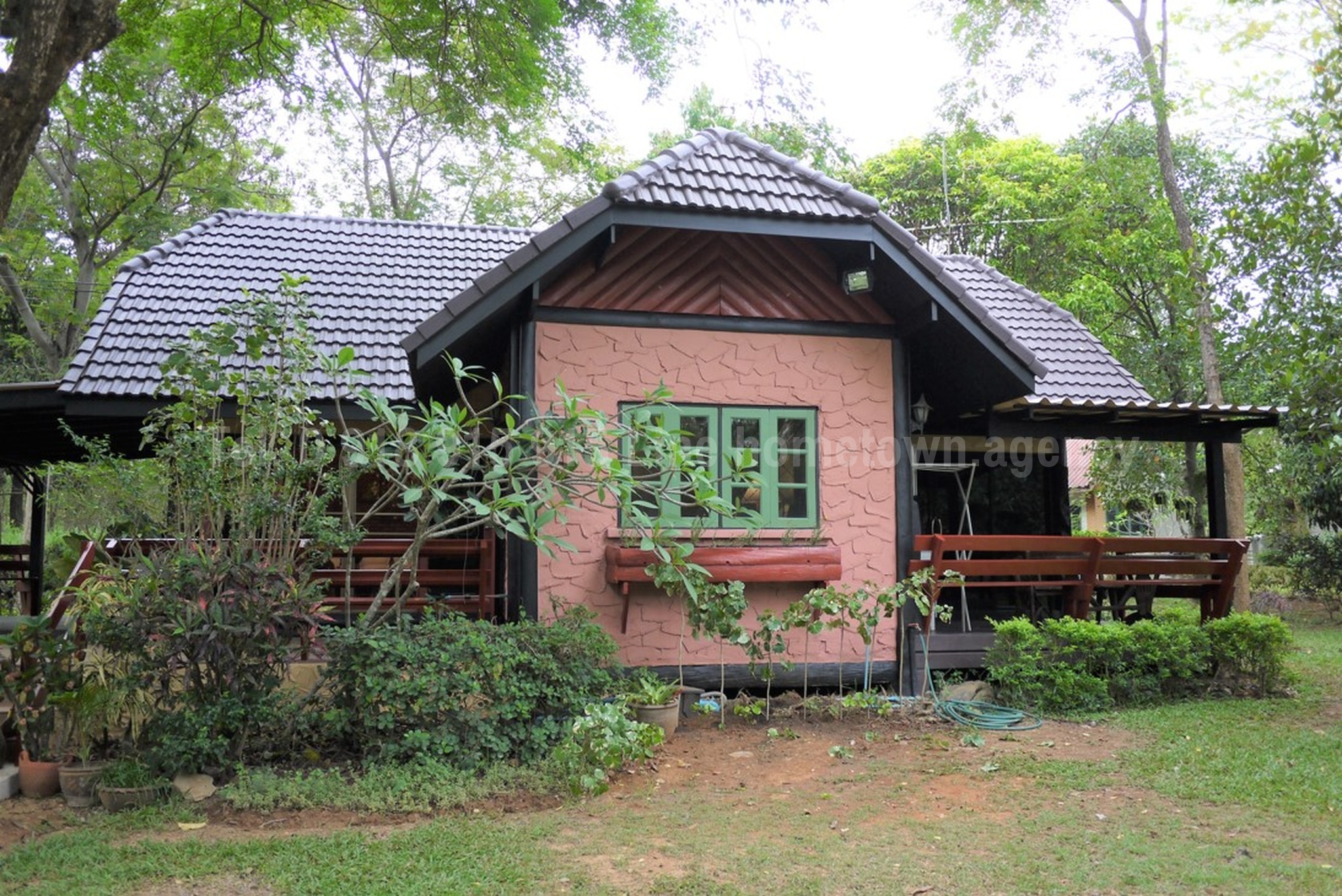 ขายบ้านพักตากอากาศพร้อมที่ดินไร่กว่าปลูกต้นไม้ใหญ่ร่มรื่น ในโครงการภูตะวัน อ.ปากช่อง นครราชสีมา : โดยนายหน้า/ตัวแทน (งด Co-brokerage)