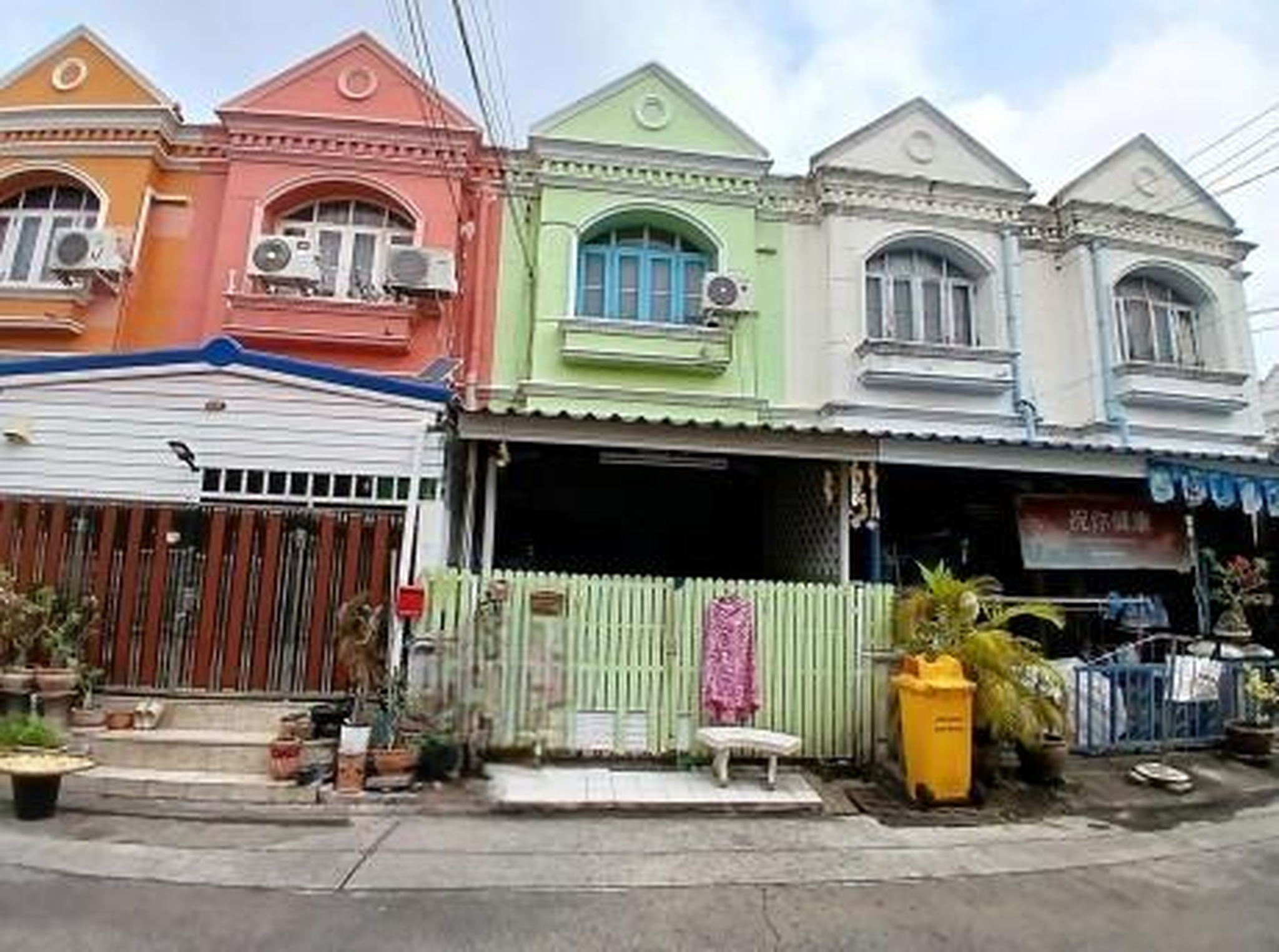 ทรัพย์สถาบันโดย GHB ทาวน์เฮาส์ นิรันดร์วิลล์ 1
