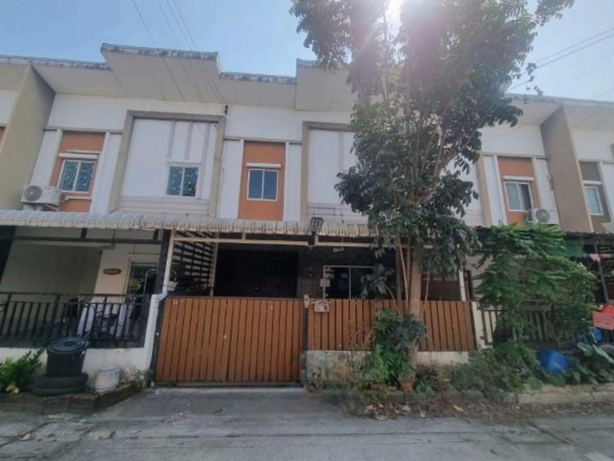 ทรัพย์สถาบันโดย GHB ทาวน์เฮาส์ ไลโอ เพชรเกษม 81 (Lio Townhome Phetkasem 81)