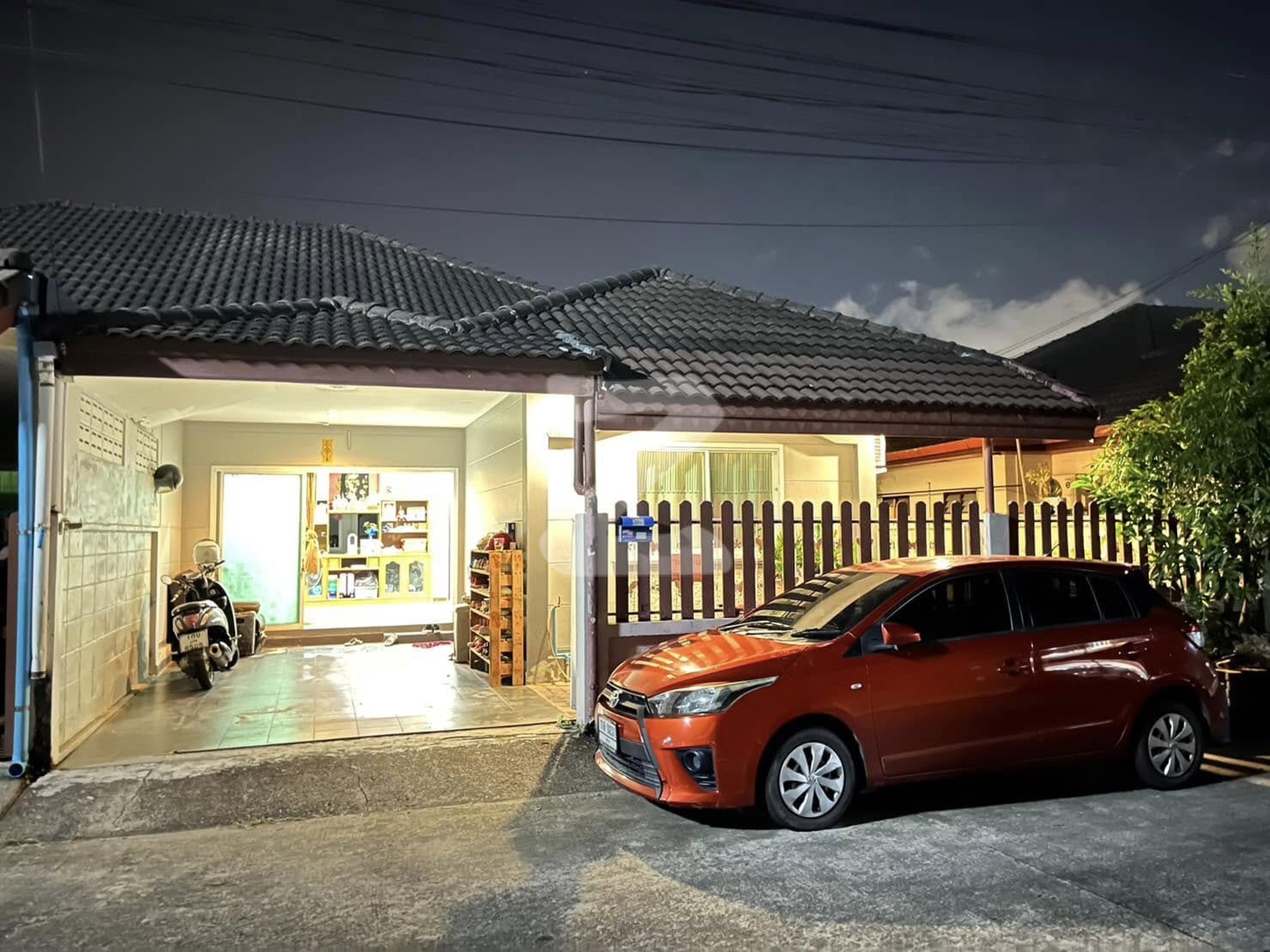🏠บ้านแฝด #หมู่บ้านมณีครามจอมทองธาณีย์ 🔰ขนาด 39.5 ตร.ว. 🛌3 นอน 🚿2 น้ำ 🪴มีพื้นที่ข้างบ้าน พร้อมสระว่ายน้ำ ต่อเติมครัวเรียบร้อย เจ้าของขายเอง  : เจ้าของขายเอง (งดรับนายหน้า)