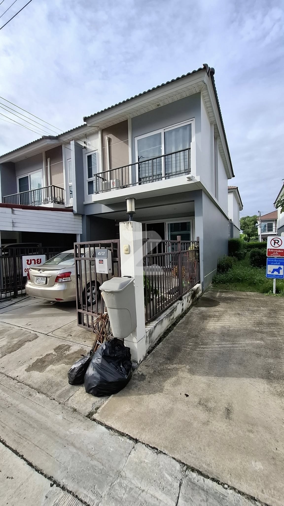 🏡🏡 ขายบ้านค่ะพร้อม  แอร์3 ตัว  เจ้าของขายเอง 3 ห้องนอน 2ห้องน้ำ มีที่จอดรถ ตัวบ้านเป็นห้องมุม หลังบ้านตกแต่งครัวเรียบร้อย           : เจ้าของขายเอง (งดรับนายหน้า)