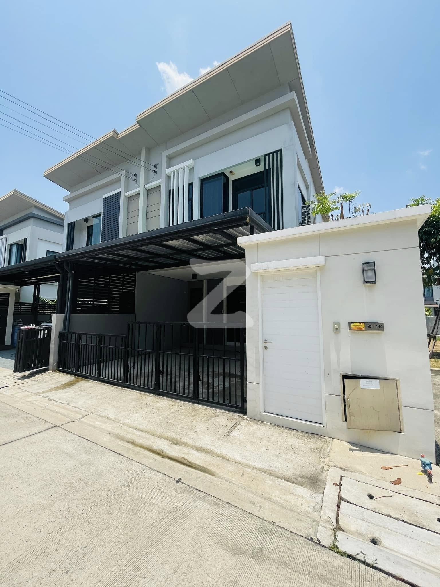 เดอะทรัสต์ราชพฤกษ์รัตนาธิเบศร์ หลังมุมมีพื้นที่ด้านข้าง ราคา 3,400,000  เจ้าของขายเองคะ : เจ้าของขายเอง (งดรับนายหน้า)