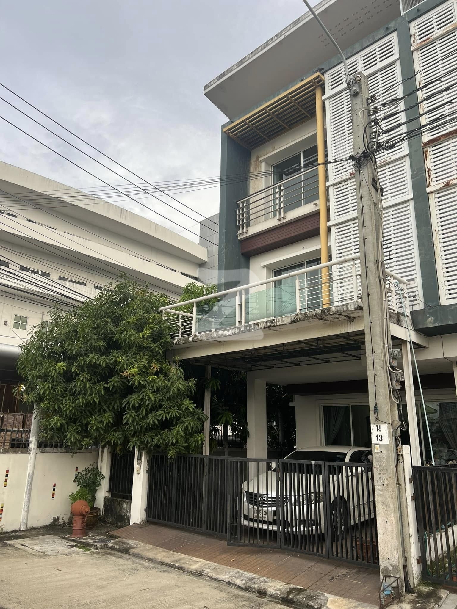 🏠 เจ้าของ Vายเอง 🏘️    🏡ขายบ้านทาวน์โฮม 3 ชั้น 30.2 ตารางวา  ห้องริมสุดมีพื้นที่หน้าบ้านสามารถใช้จอดรถได้    : เจ้าของขายเอง (งดรับนายหน้า)
