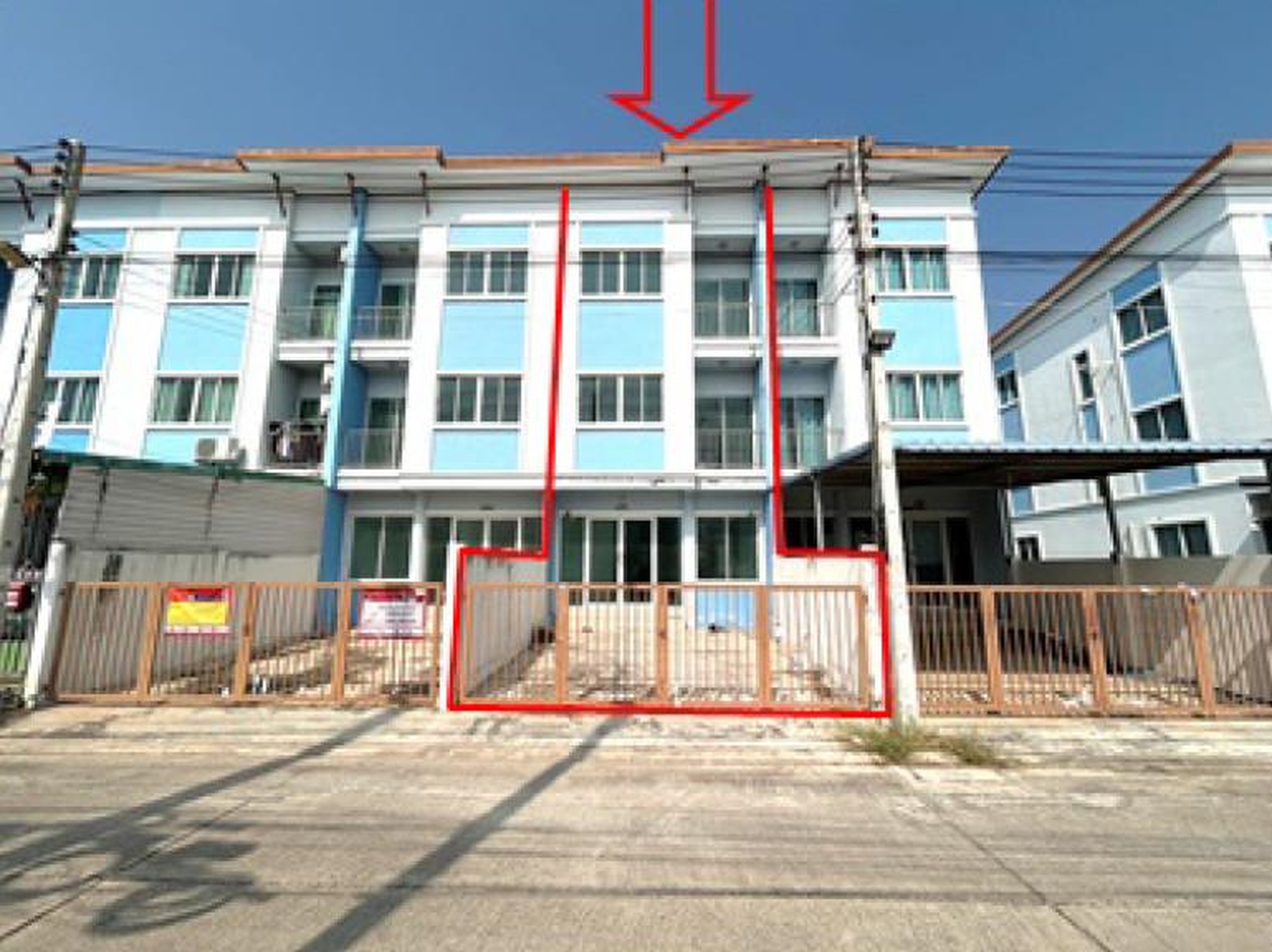 ทรัพย์สถาบันโดย GHB ทาวน์เฮาส์ แสนสุข-ลาดใหญ่