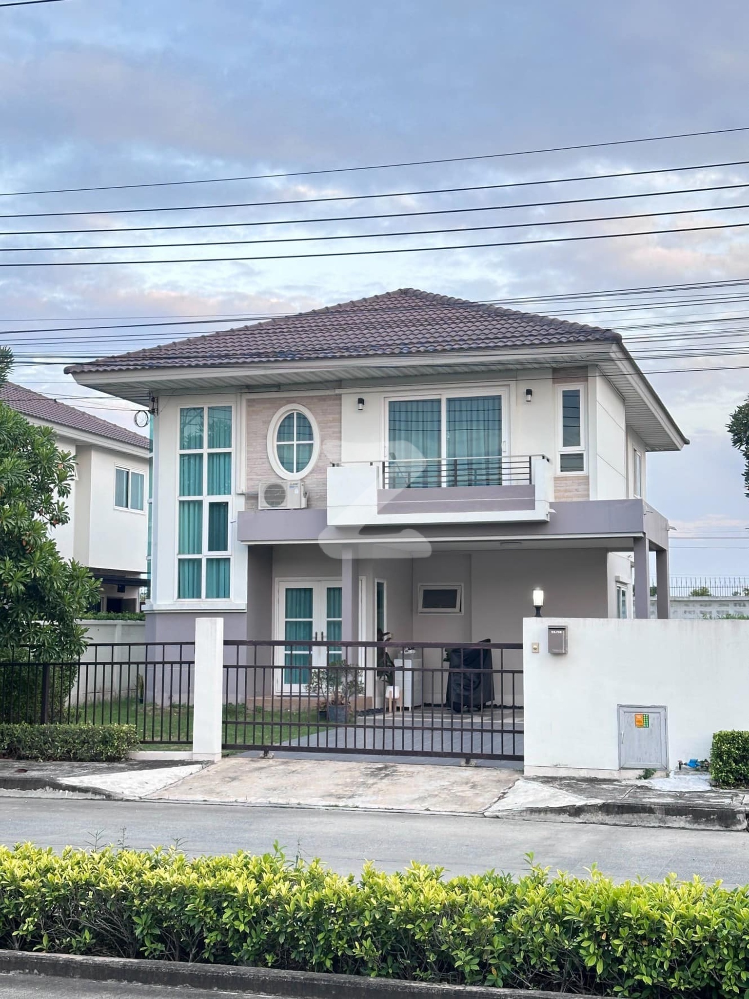 เจ้าของบ้านโพสเอง ราคาต่อรองได้ค่ะ บ้านพร้อมอยู่  🏡บ้านใกล้สนามบินสุวรรณภูมิ 6 กม. ถนนมอเตอร์เวย์สาย 7 ทำเลมังกร หน้าโครงการติดถนนหลัก   : เจ้าของขายเอง (งดรับนายหน้า)
