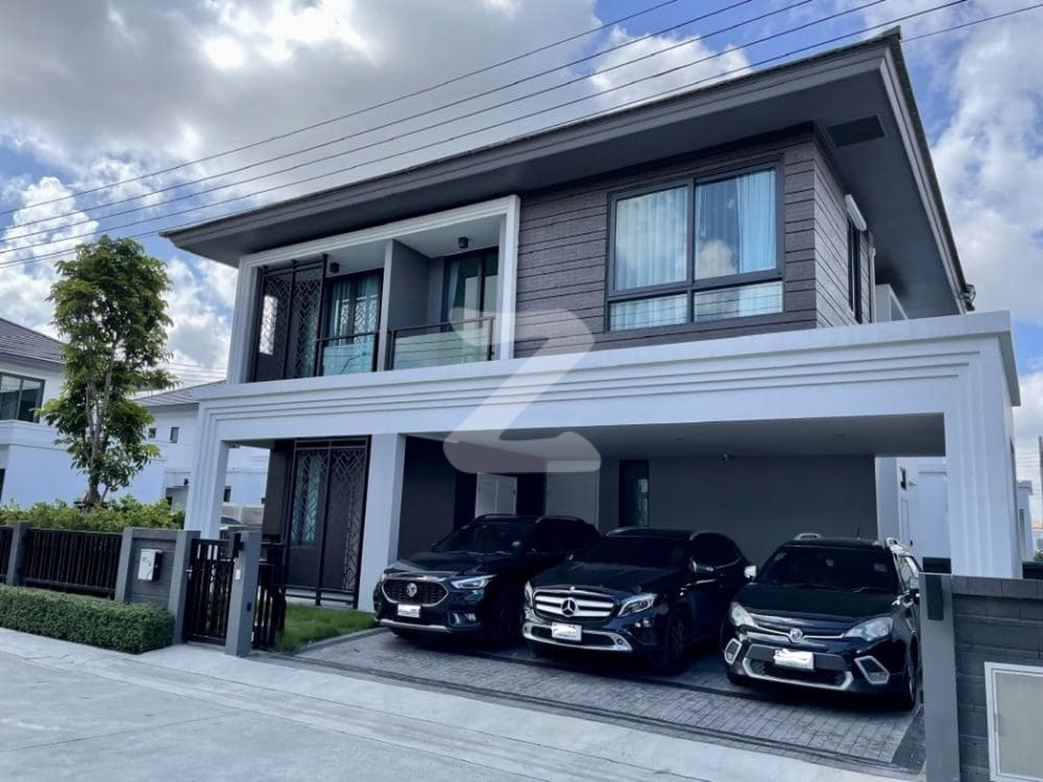 (เจ้าของขายเอง) หมู่บ้านแกรนด์บริทาเนีย บางนา กม.12  🩷 จุดเด่นหลังนี่ - บ้านหัวมุม ทำเลสวยมาก วิว 180องศา  - หันหน้าทิศเหนือ  : เจ้าของขายเอง (งดรับนายหน้า)