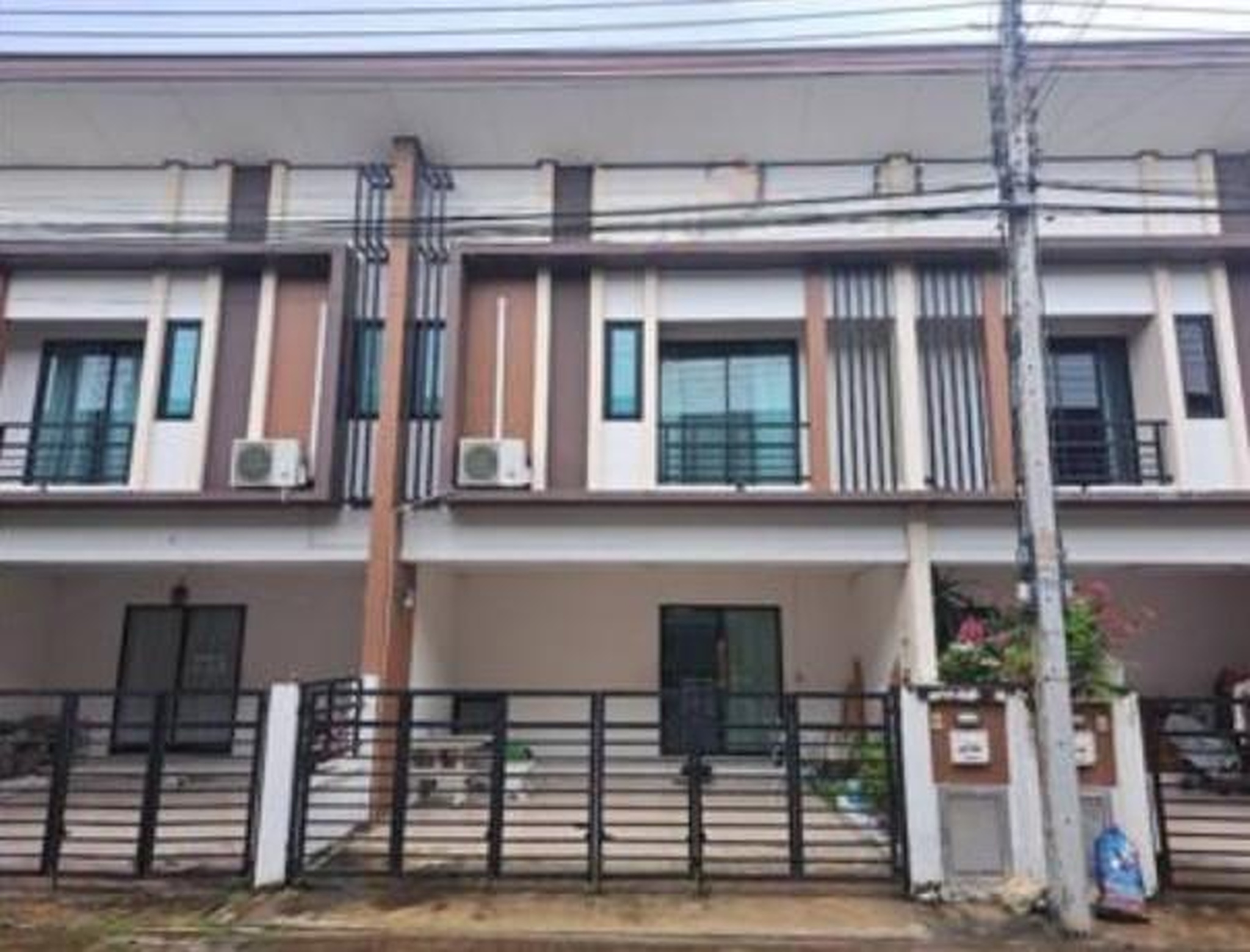ทรัพย์สถาบันโดย GHB ทาวน์เฮาส์ บ้านฟ้าปิยรมย์ เทอร์เร่ วงแหวน-ลำลูกกา คลอง 6 (Baan Fah Piyarom Terre Wongwaen-Lamlukka Klong 6)