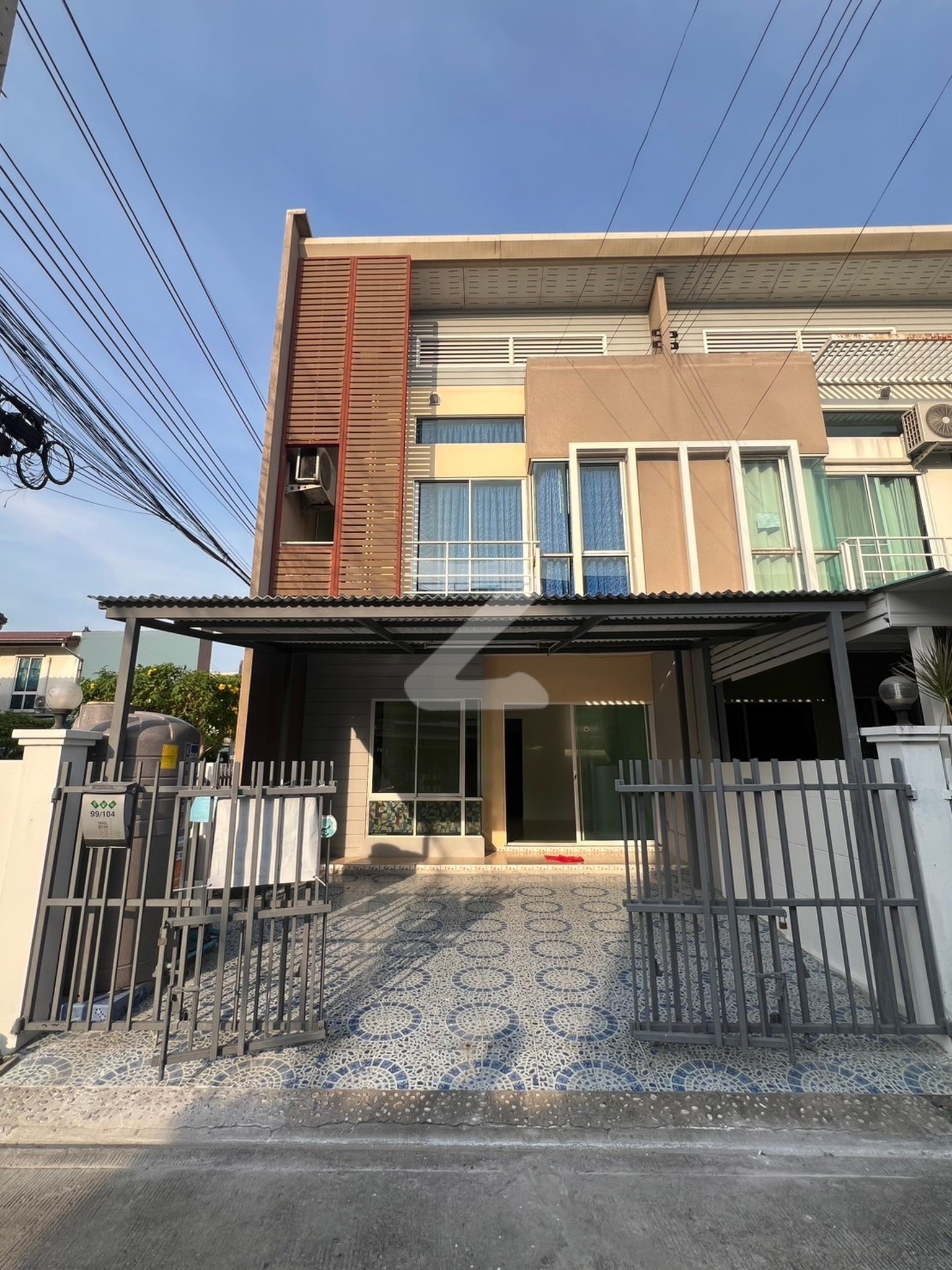 🏡 ขายบ้านทาวโฮมส์  2 ชั้น (หลังแรกหัวมุม) พร้อมเข้าอยู่  ราคาขาย: 2,70,000.-                           : เจ้าของขายเอง (งดรับนายหน้า)
