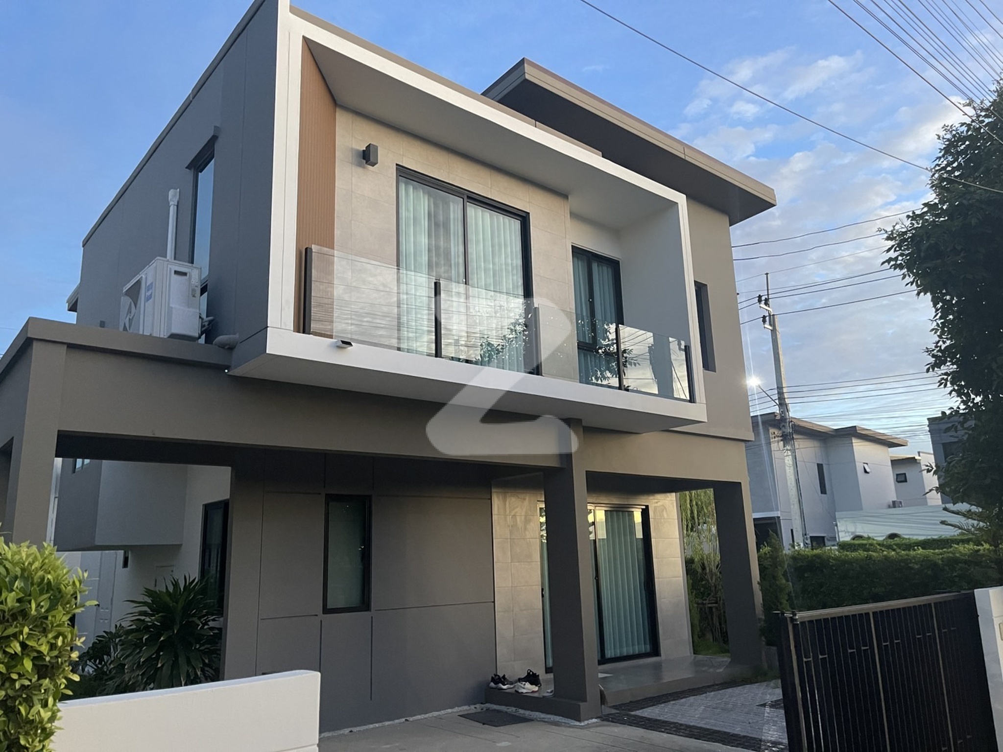 🏠✨ ขายบ้านเดี่ยวโครงการเอสเกต ไลฟ์ ✨🏠 🎉 ต่ำกว่าราคาซื้อ! พร้อมฟรีโอน 🎉 💰 เพียง 4.89 ล้าน(เจ้าของขายเอง) 💰 : เจ้าของขายเอง (งดรับนายหน้า)