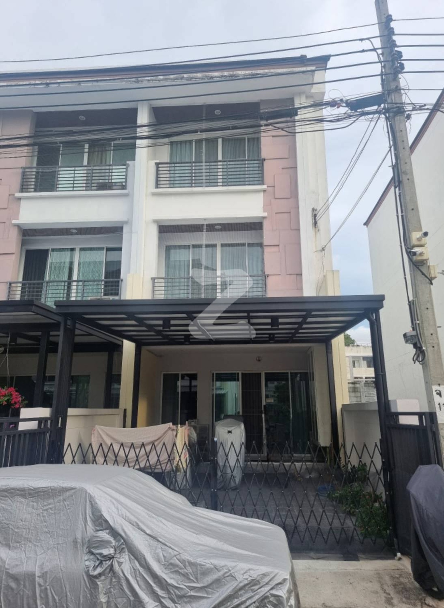 บ้านกลางเมืองลาดพร้าว101 บ้านทาวน์โฮม3ชั้นหลังมุม  มี3ห้องนอน 3ห้องน้ำ  1ห้องครัว 1ห้องรับแขก  ด้านหลังมีโซนซักล้าง : เจ้าของขายเอง (งดรับนายหน้า)