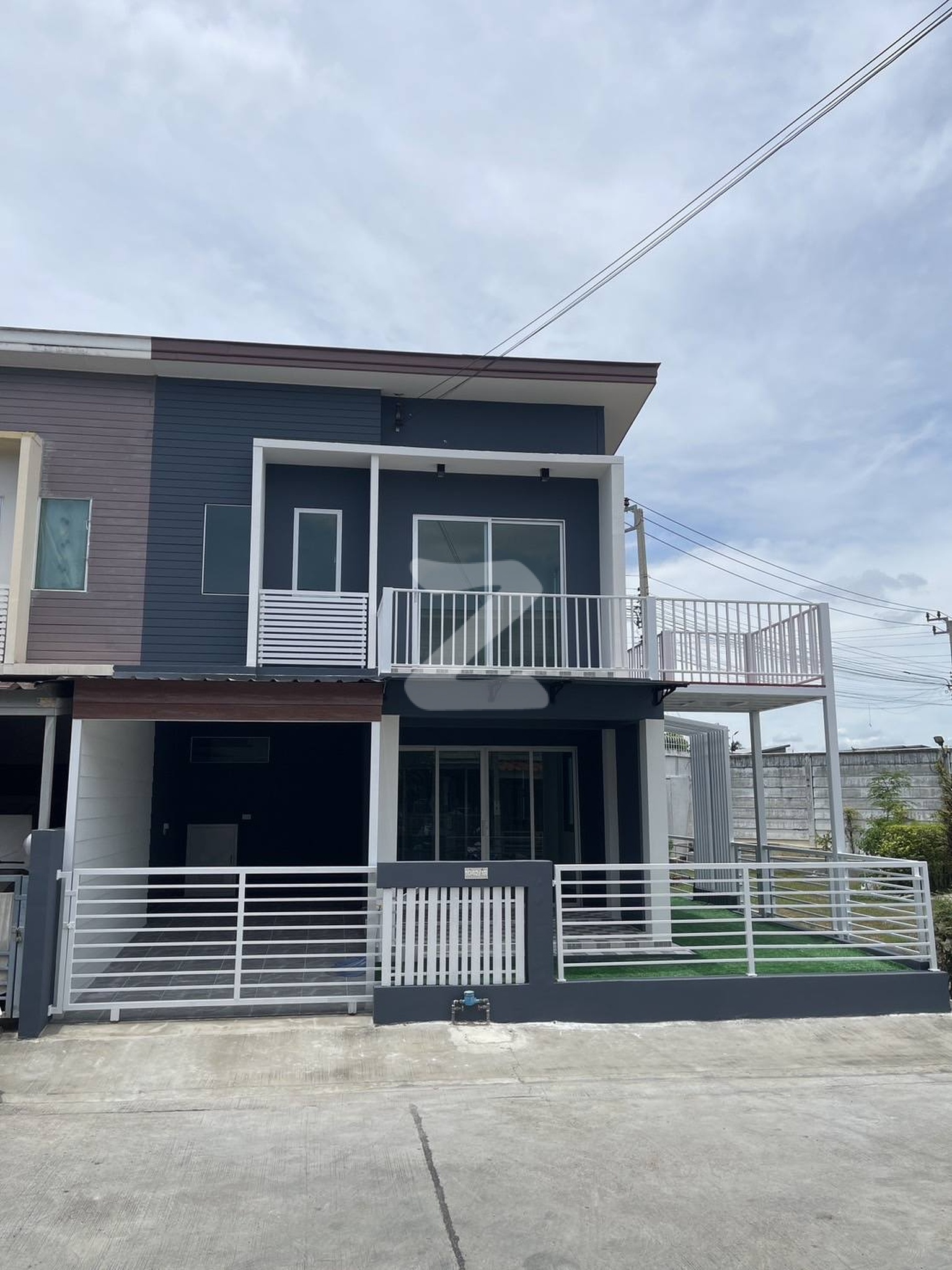 ขายทาวเฮ้าส์2ชั้น รีโนเวทใหม่   ห้องริม 24.6ตร.ว หมู่บ้านเดอะคอนเนค ซอยสุขสวัสดิ์26 ต้นโครงการ เดินทางสะดวก : เจ้าของขายเอง (งดรับนายหน้า)