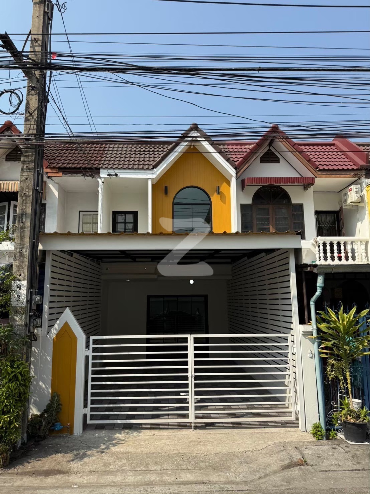 ขายด่วน !! ทาวน์เฮ้าส์ 2 ชั้น 2 ห้องนอน 2 ห้องน้ำ ใกล้รถไฟฟ้าสายสีชมพู สถานีรามอินทรา : เจ้าของขายเอง (งดรับนายหน้า)