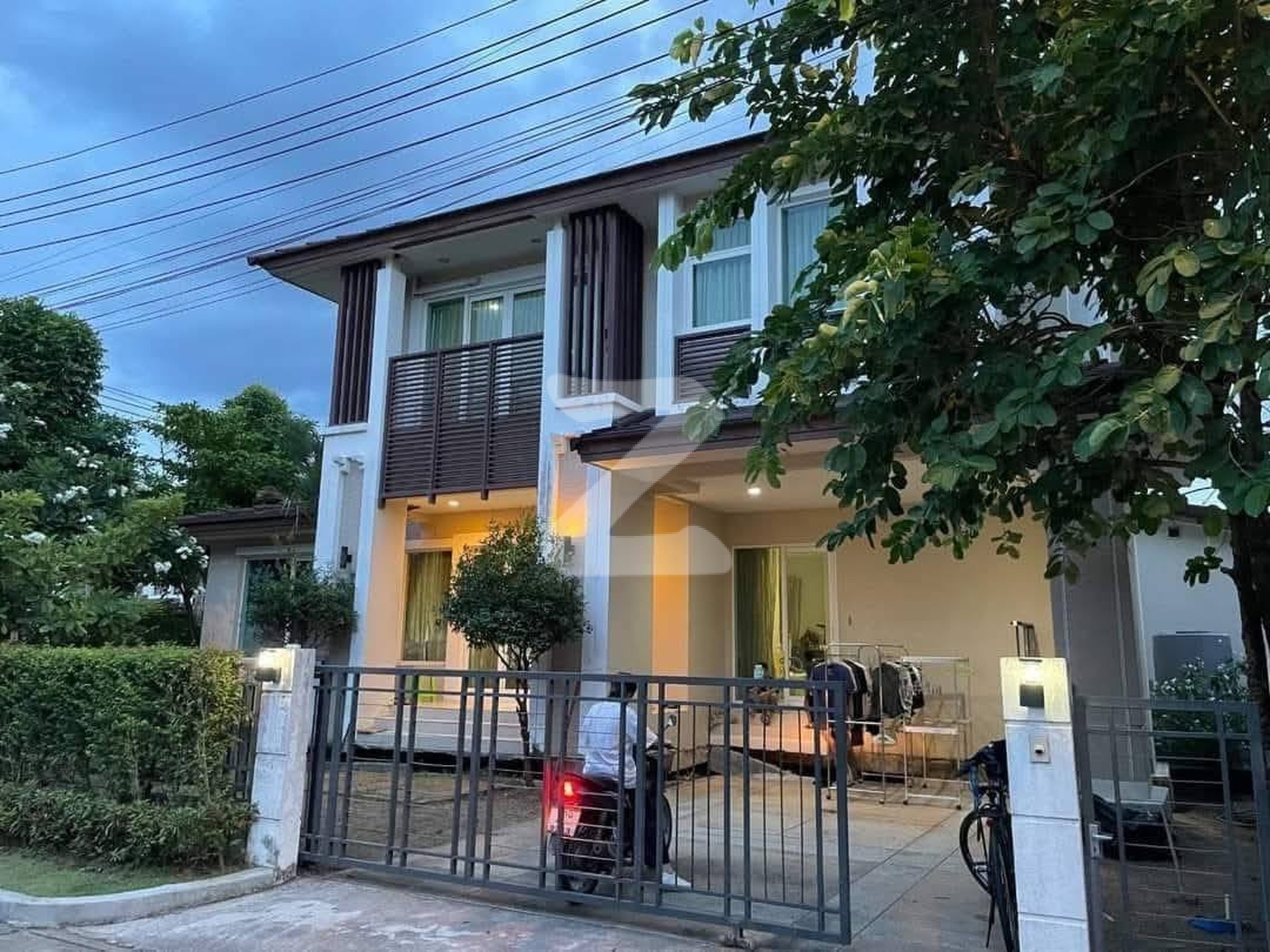 - ขายบ้านเดี่ยว 81 ตรว. ติดถนนนครอินทร์ ขายต่ำกว่าราคาตลาด เพียง 9.5 ล้านบาทเท่านั้น                  : เจ้าของขายเอง (งดรับนายหน้า)