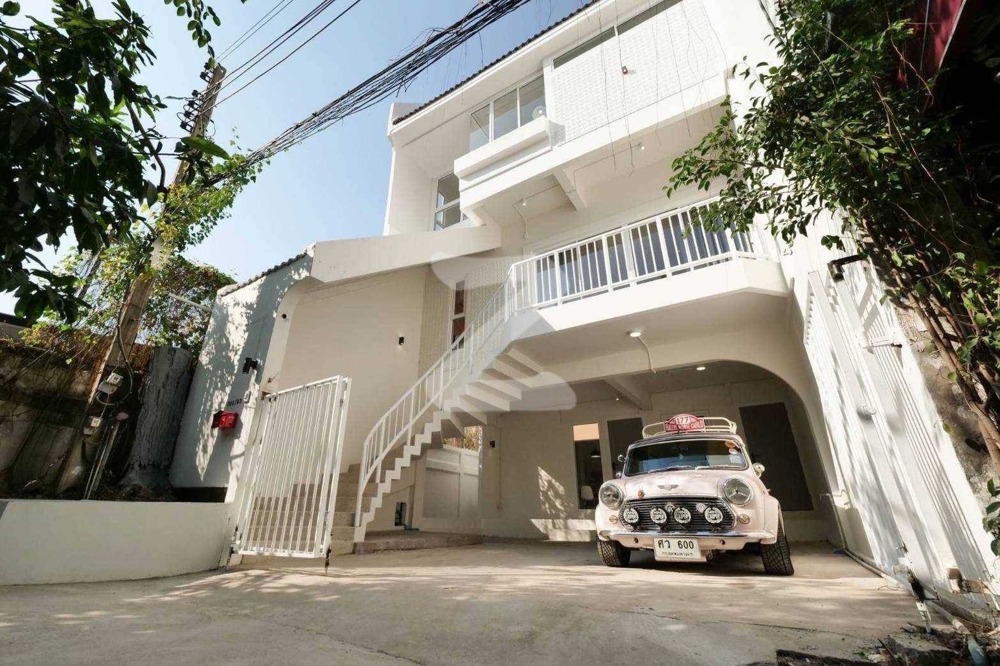 ให้เช่าโฮมออฟฟิศ 3 ชั้น สภาพดีมาก สุขุมวิท 71  For rent: 3-story home office in excellent condition, located in Sukumvit 71 : เจ้าของให้เช่าเอง