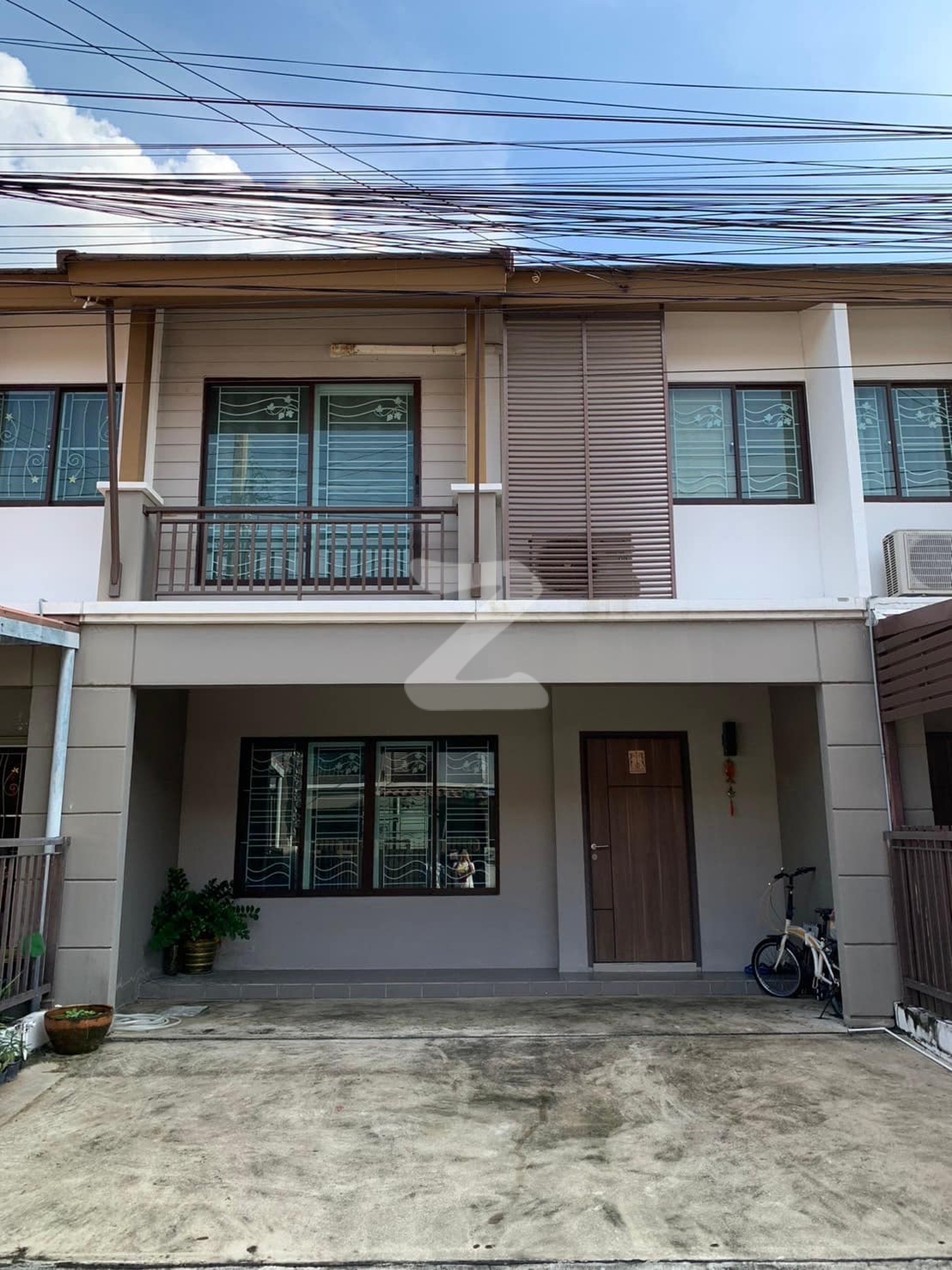 ทำเลดีมาก บ้านเลขที่มงคล(289)บ้านหันหน้าทิศเหนือรับแดดยามเช้า  หน้าบ้านไม่ร้อน     ขายทาวน์โฮม 2 ชั้น (เจ้าของขายเองขายเพราะไม่ค่อยได้อยู่ : เจ้าของขายเอง (งดรับนายหน้า)