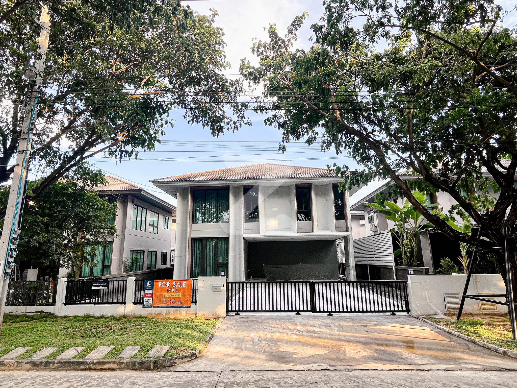 สราญสิริ ศรีวารี บ้านเดี่ยวดีไซน์พิเศษจาก แสนสิริ บนทำเลศักยภาพ ใกล้รถไฟฟ้า และทางด่วน : เจ้าของขายเอง (งดรับนายหน้า)