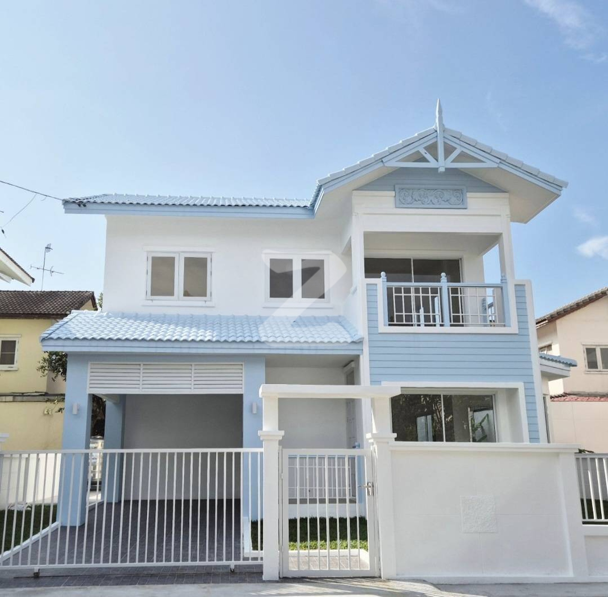 หมู่บ้านฟ้าปิยรมย์ ลำลูกกา คลอง6 บ้านเดี่ยวรีโนเวทใหม่น่ารัก...น่าอยู่ มีสนามหญ้าสีเขียวนั่งเล่นเดินเล่นได้รอบบ้าน : เจ้าของขายเอง (งดรับนายหน้า)