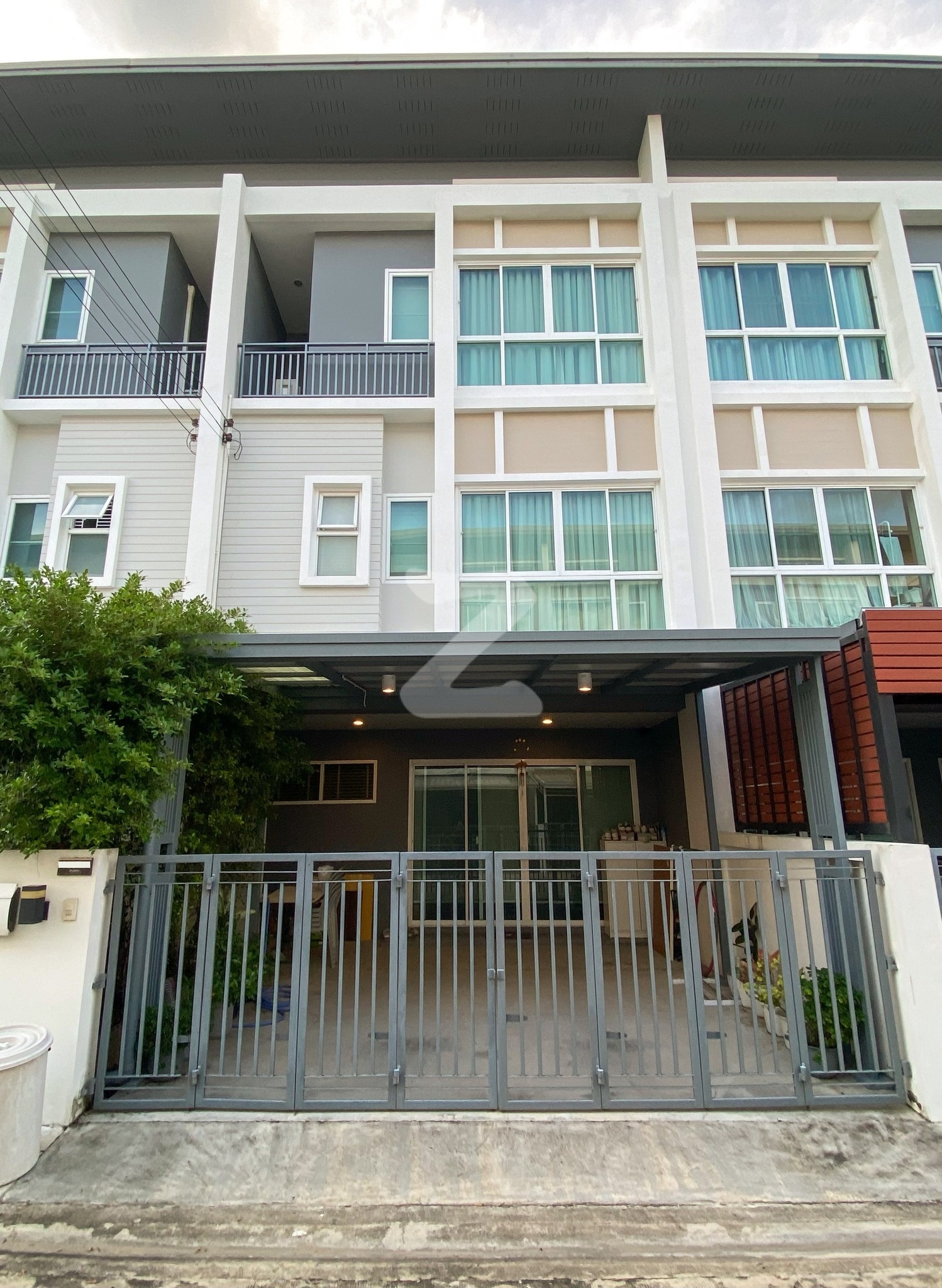 ขายบ้านทาวน์โฮม 3 ชั้น โครงการบ้านอัครารามคำแหง-วงแหวน พร้อมเฟอร์นิเจอร์ เจ้าของบ้านขายเองครับ  : เจ้าของขายเอง (งดรับนายหน้า)