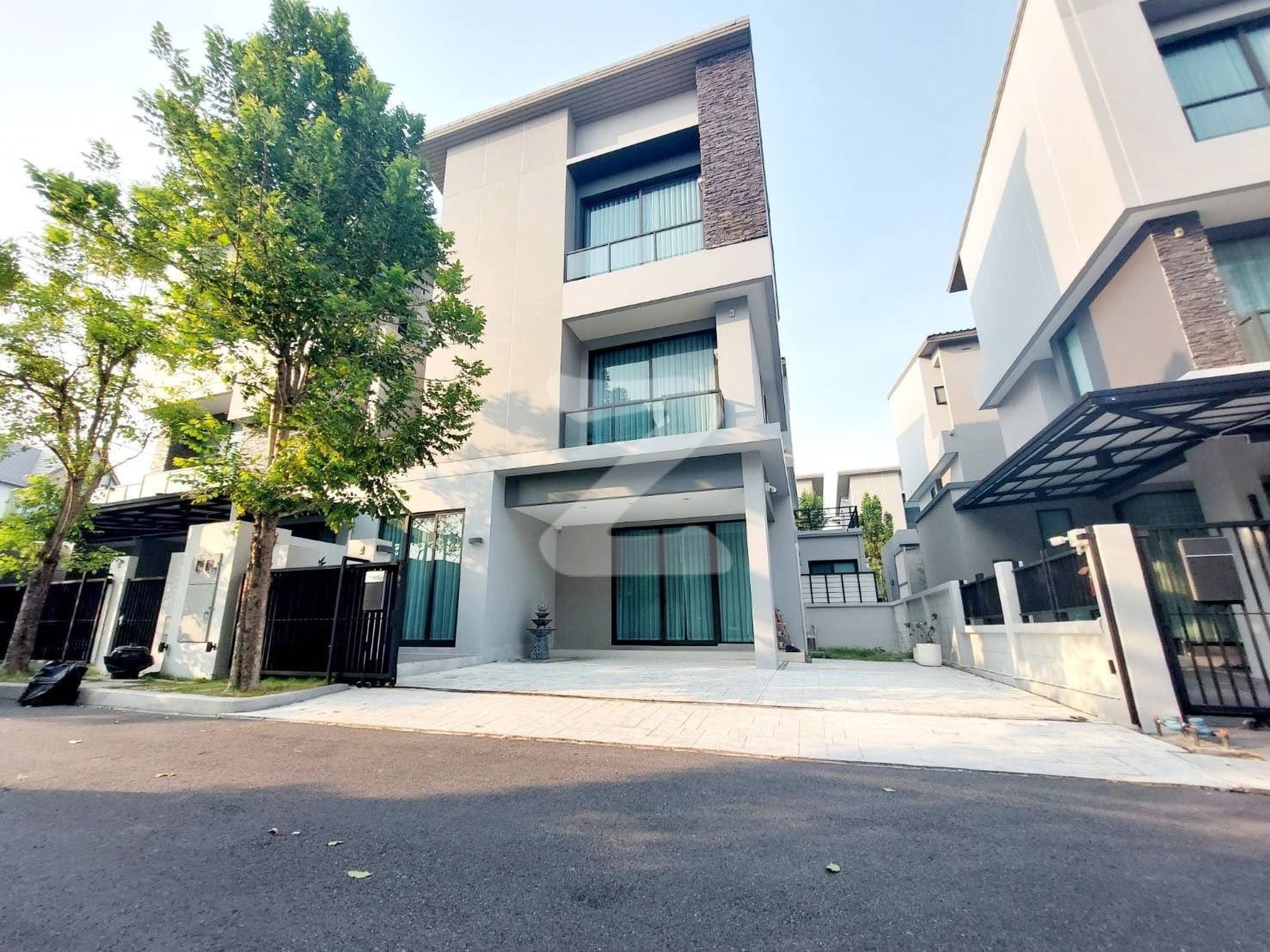 Owner post  ให้เช่าบ้านแฝด 3 ชั้น ระดับ Luxury บ้านกลางเมือง คลาสเซ่ เอกมัย-รามอินทรา : เจ้าของให้เช่าเอง (งดรับนายหน้า)