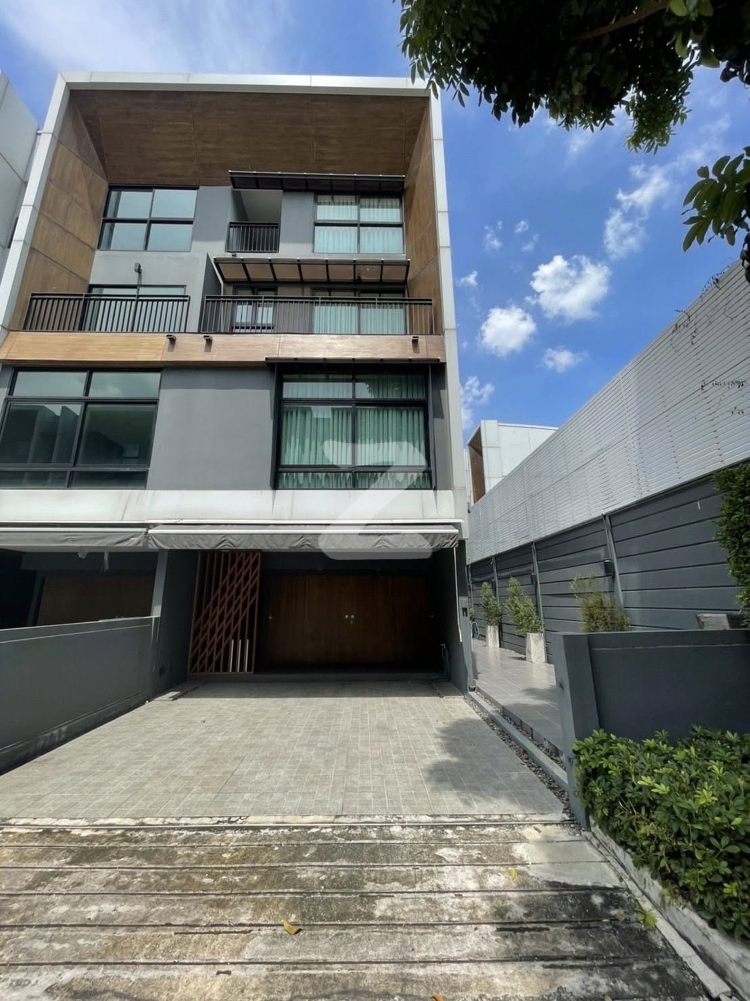 ***ลดไป 2 ล้าน เหลือเพียง 7.5 ล้าน ราคาเท่าแปลงธรรมดา แต่ได้หลังมุมครับ ด่วนน*** โครงการ Arden Ladprao 71 (อาร์เด้น ลาดพร้าว 71) : เจ้าของขายเอง (งดรับนายหน้า)