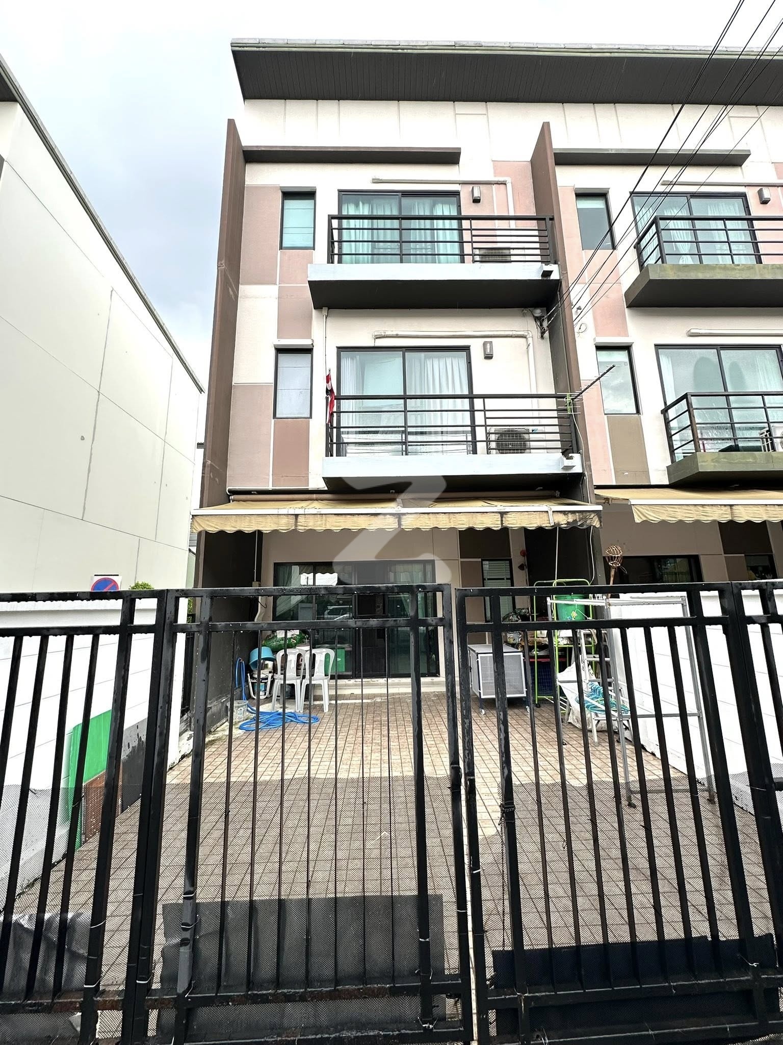 🏡ขายบ้านกลางเมือง นวมินทร์ 42 บ้านหลังมุม 3 ชั้น 3 ห้องนอน 3 ห้องน้ำ 1ห้องแต่งตัว แอร์5 เครื่อง จอดรถได้ 2 ตกแต่งพร้อมเข้าอยู่ : เจ้าของขายเอง (งดรับนายหน้า)