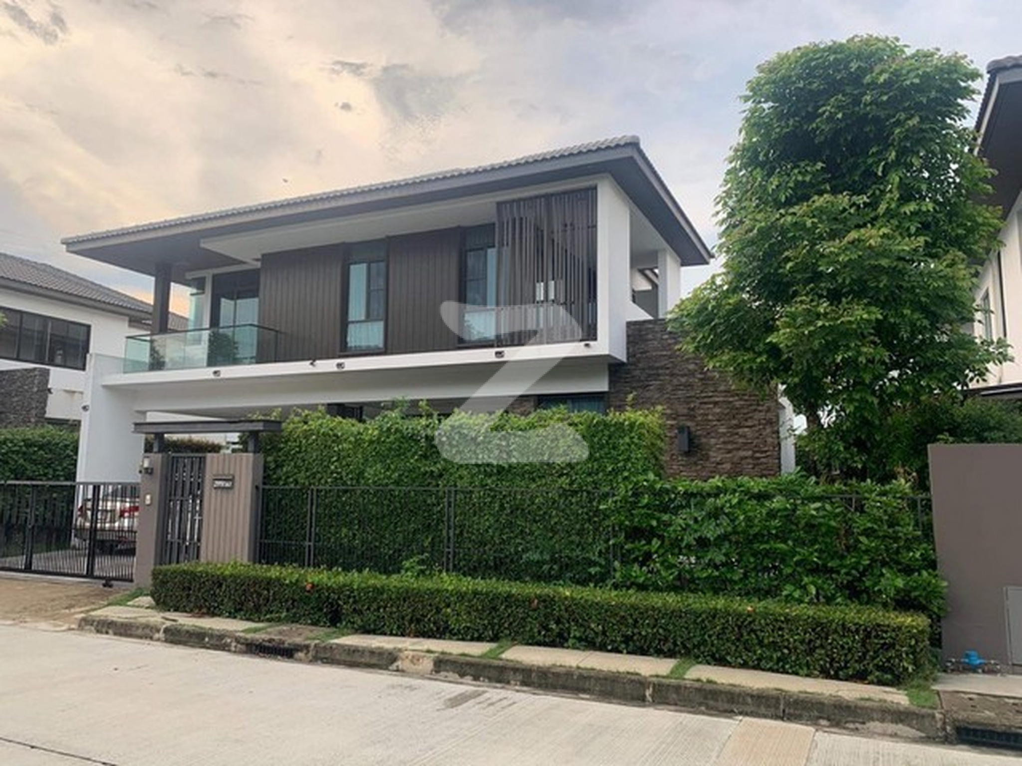 🏡 ขายบ้านเดี่ยวย่านวัชรพล  โซนใกล้ทะเลสาปและใกล้คลับเฮ้าส์  **หันหน้าทิศใต้ เลขที่บ้านผลรวมเลข 9 ** บ้านก่ออิฐล็อตสุดท้าย : เจ้าของให้เช่าเอง (งดรับนายหน้า)