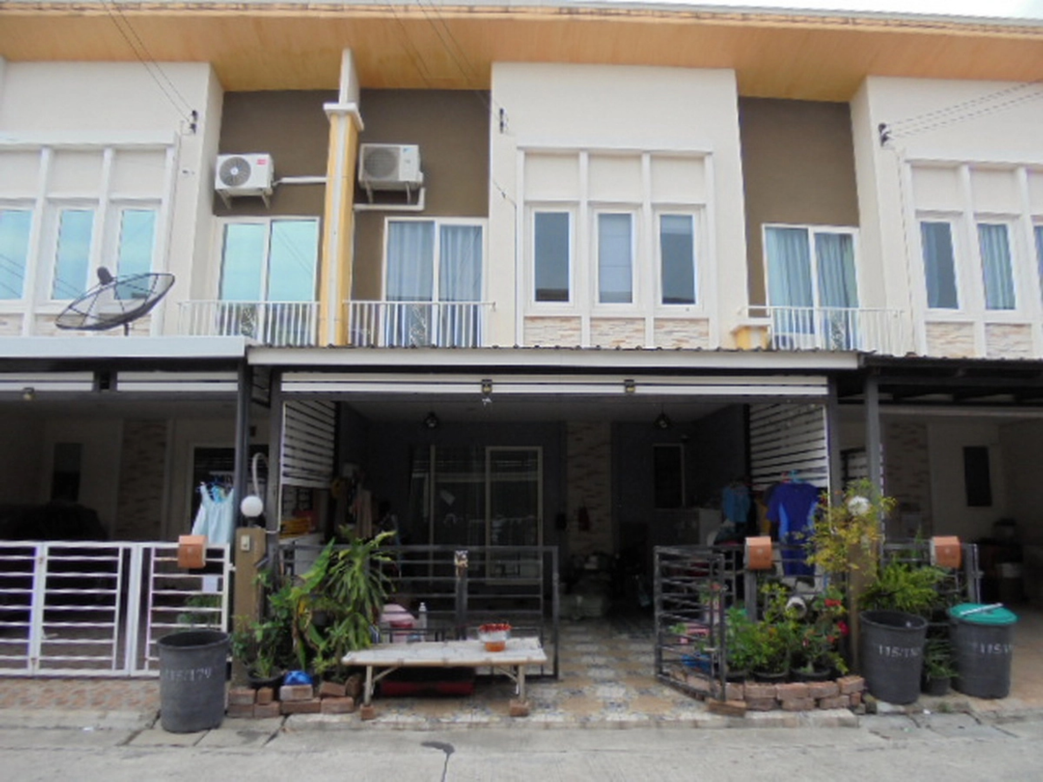 ทรัพย์สถาบันโดย BAY ทาวน์เฮาส์ โกลเด้น ทาวน์ พระราม 2 (Golden Town Rama 2)