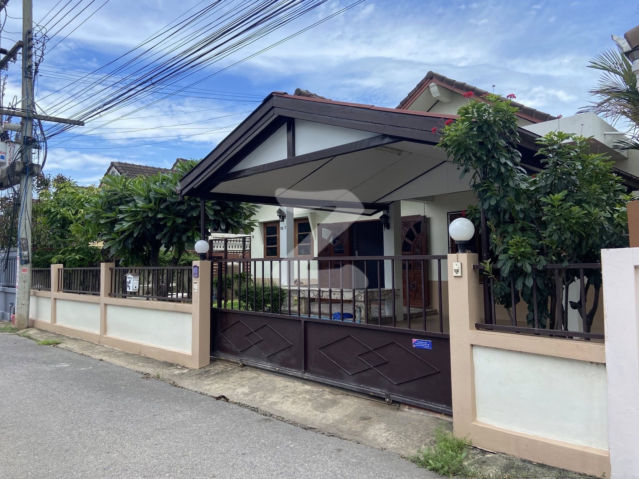 🏠 ขายบ้านเดี่ยว 1 ชั้น (เจ้าของขายเองค่ะ)❗️ เนื้อที่ 56 ตรว. 3 ห้องนอน 2 ห้องน้ำ 1 ห้องครัว 1 ห้องรับแขก พร้อมเครื่องปรับอากาศ จอดรถยนต์ได้ 1 คัน : เจ้าของขายเอง (งดรับนายหน้า)