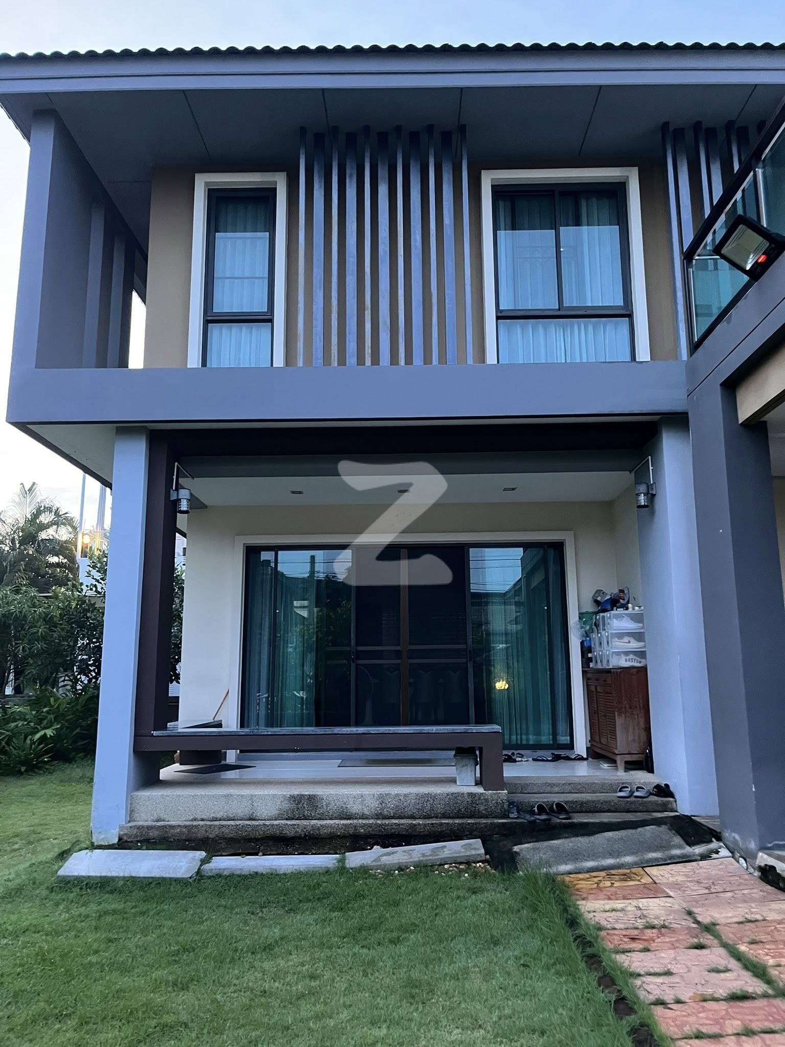 ขายบ้านเดี่ยวมือ 2 หลังใหญ่หลังมุมติดสวนสนามเด็กเล่น 2 ชั้นพื้นที่ 109 ตารางวา                           : เจ้าของขายเอง (งดรับนายหน้า)