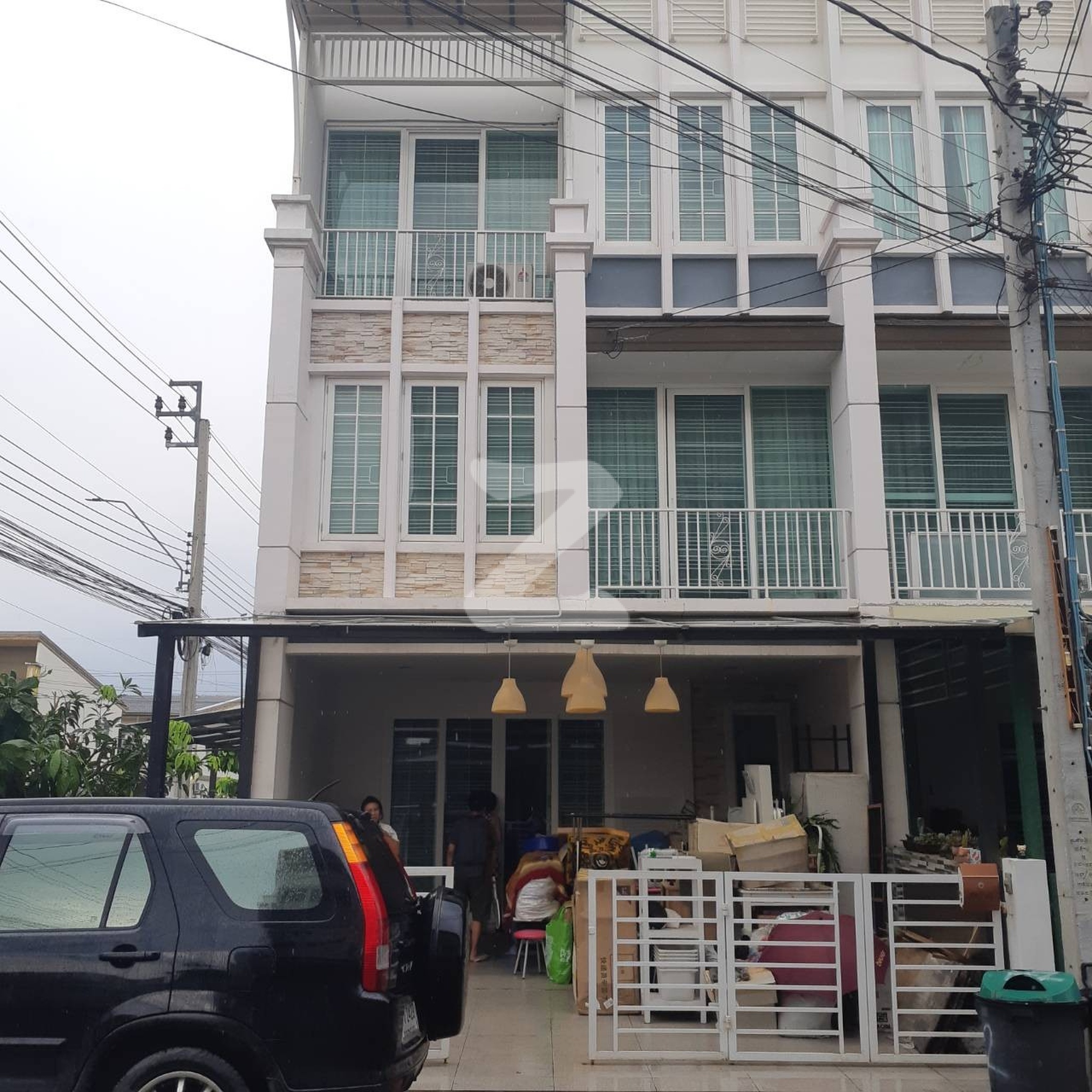 ต้องการขายบ้านด่วน ตามสภาพ  โครงการ หมู่บ้านโกลเด้นทาวน์ปิ่นเกล้า-จรัญสนิทวงศ์  ทาวน์โฮม3ชั้นหลังมุม หันหน้าทิศใต้  : เจ้าของขายเอง (งดรับนายหน้า)