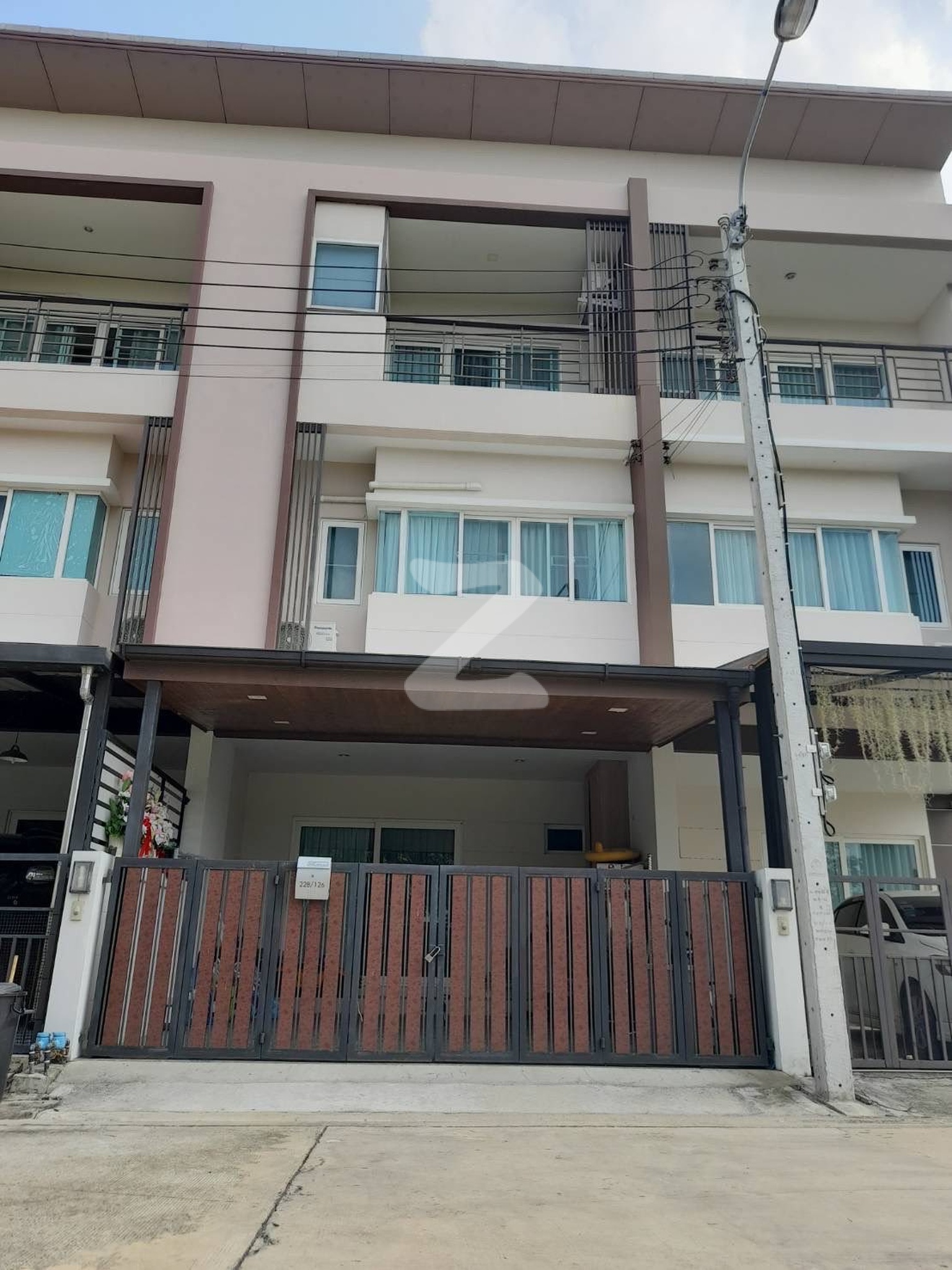 ขาย / เช่า The Ricco Town วัชรพล 3ชั้น ชื่อโครงการ โครงการ The Ricco Town Watcharapol เดอะริคโค้ ทาวน์ วัชรพล : เจ้าของให้เช่าเอง (งดรับนายหน้า)